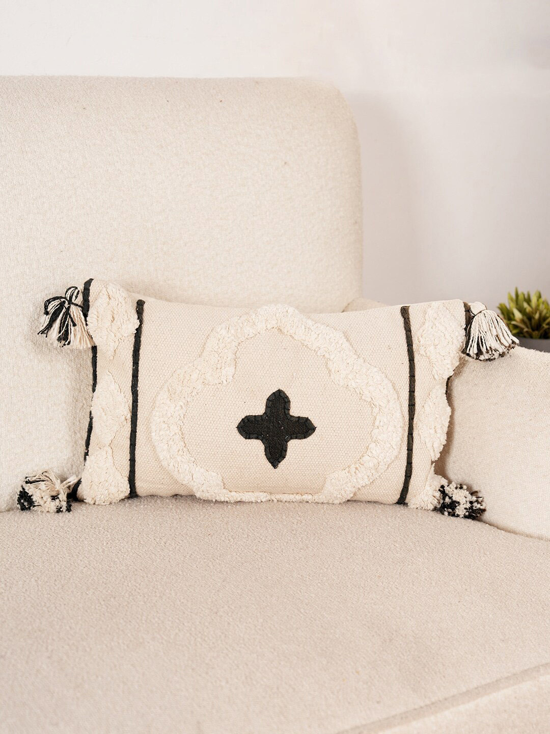 Art Avenue Cream-Coloured & Black Rectangle Cotton Cushion Cover