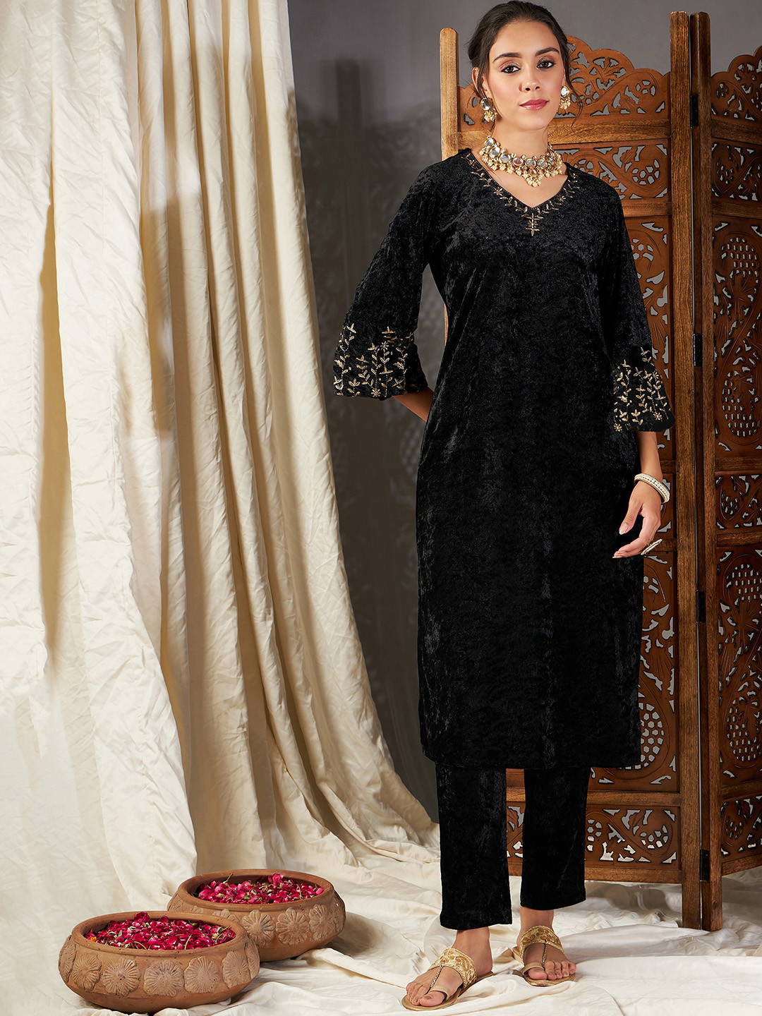 Shae by SASSAFRAS Ethnic Motifs Embroidered Grandeur & Majestic Artwork Velvet Kurta