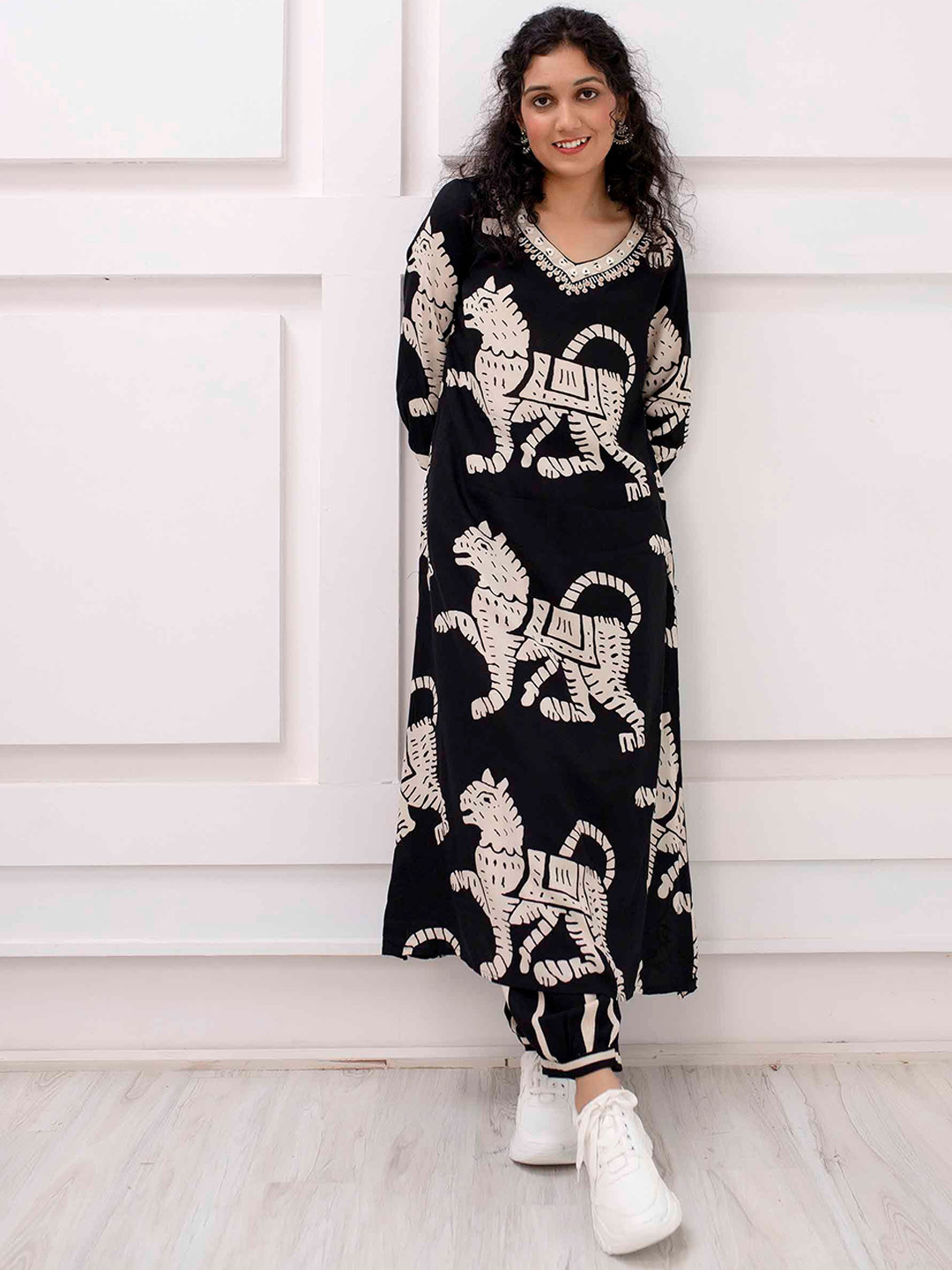 Nehamta Animal Printed V-Neck Kurta with Salwar