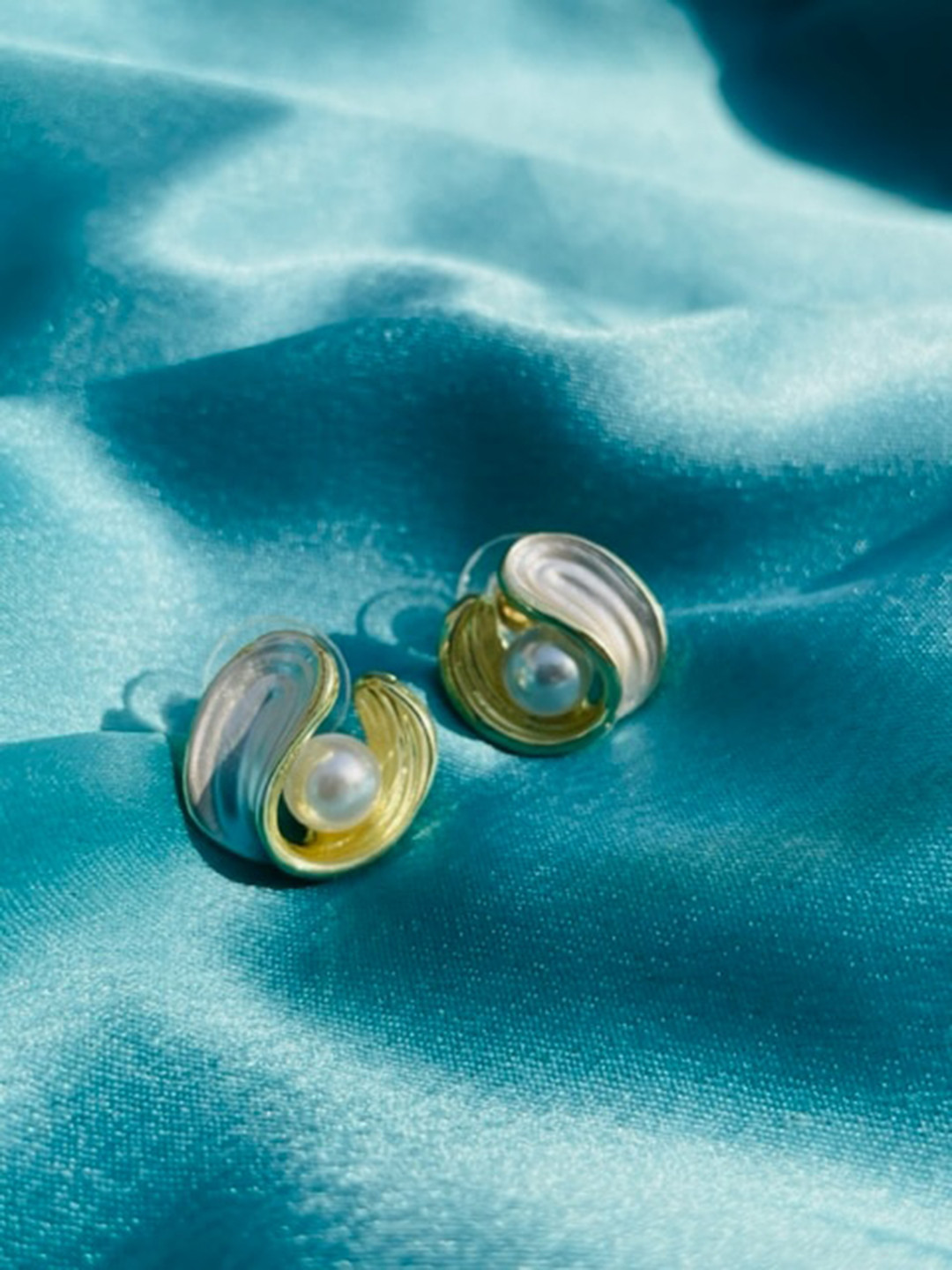 ISHKAARA Circular Studs Earrings