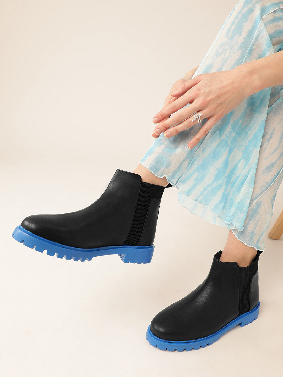 Lavie Women Round-Toe Mid-Top Chelsea Boots