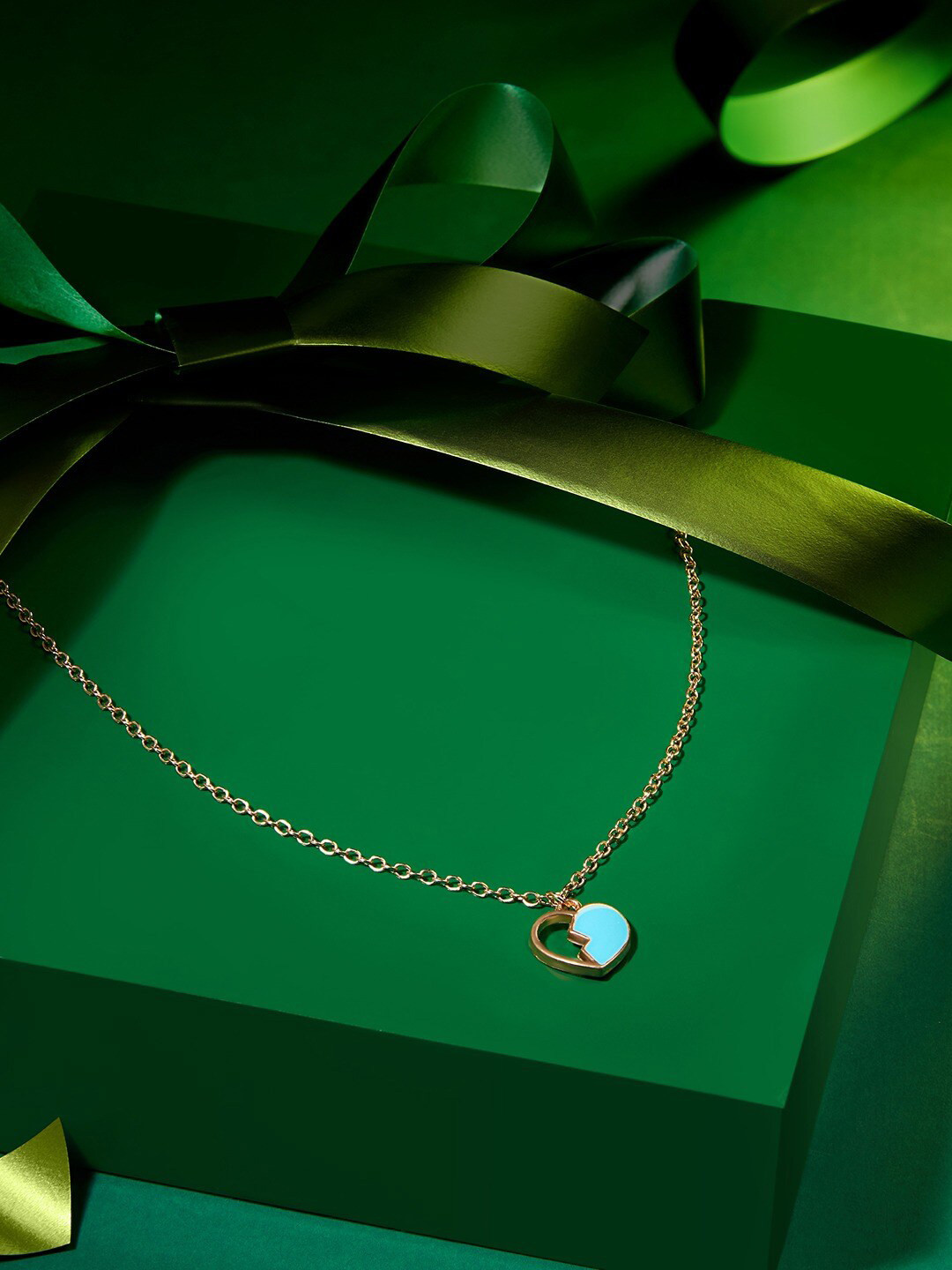 Zaveri Pearls Gold-Plated Pendant & Chain