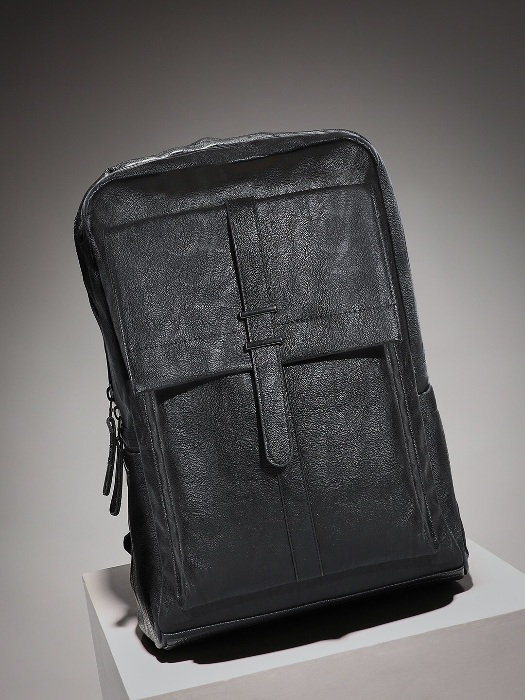 French Accent The Pioneer Men Textured Non-Padded Backpack