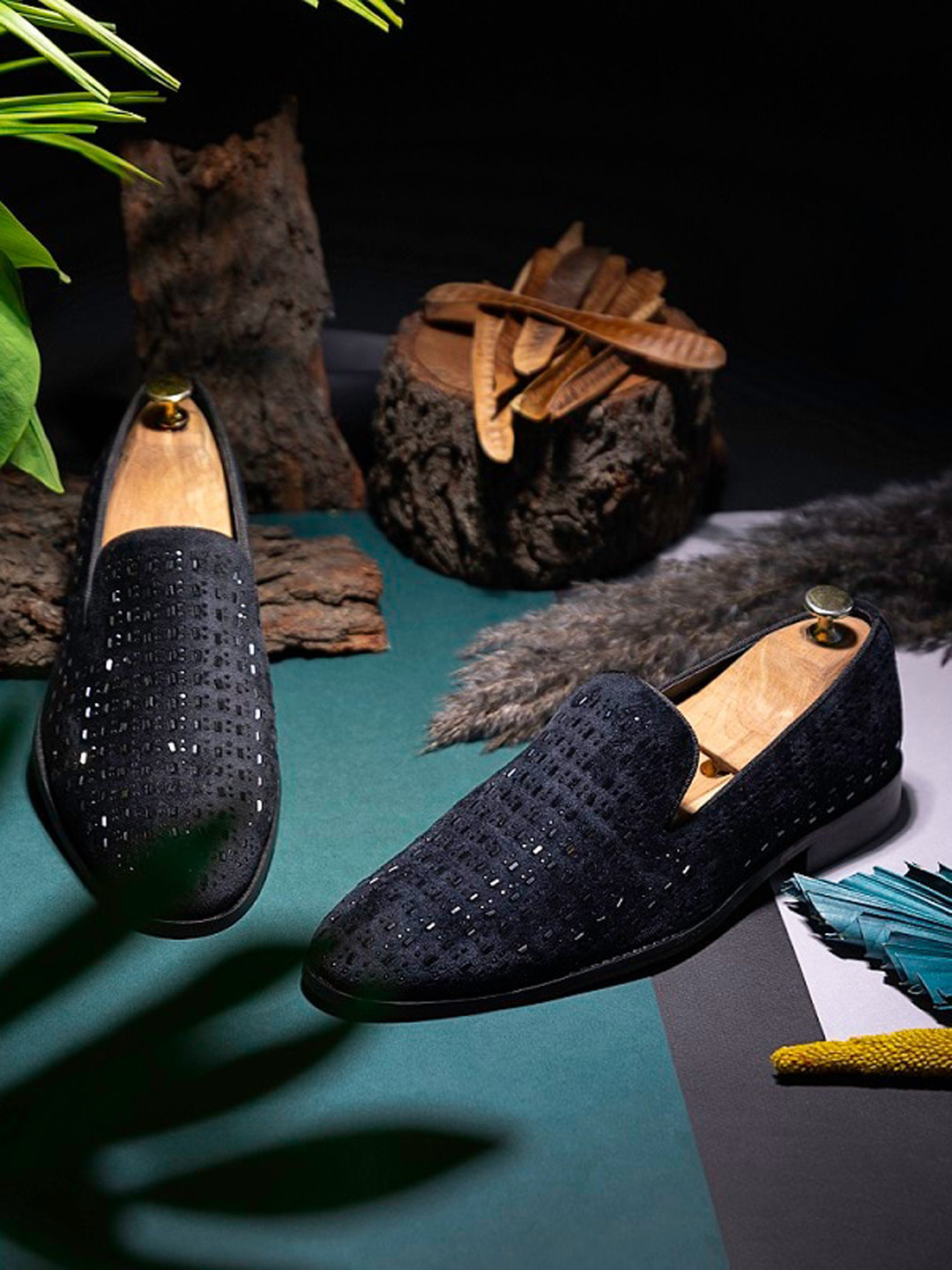 GRIFFIN Men Embellished Comfort Insole Velvet Party Loafers