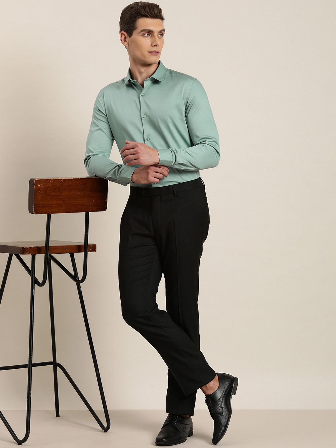 INVICTUS Men Classic Slim Fit Opaque Formal Shirt