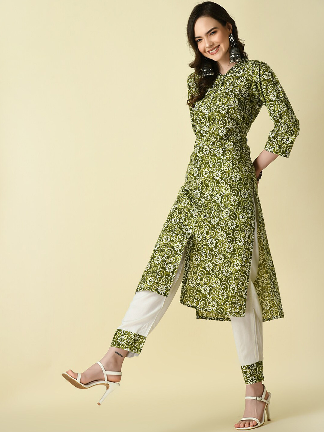 ZYORIKA Floral Printed Regular Straight Kurta With Trousers