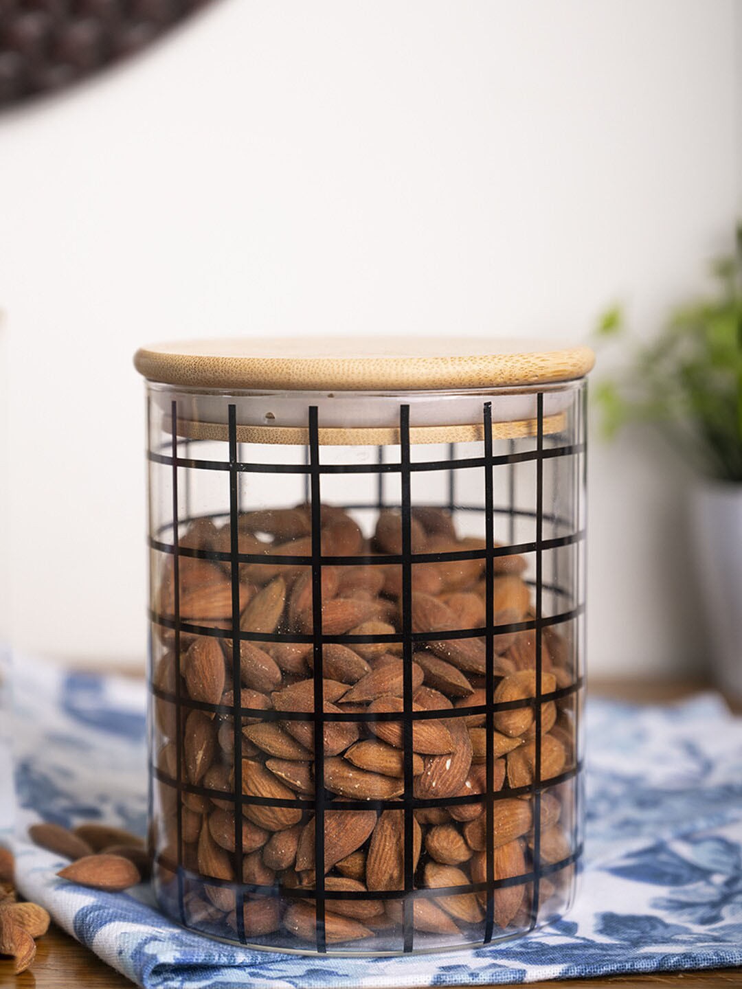 Market99 Transparent Checkered Borosilicate Glass Dishwasher Safe Flip Top Jar-700ml