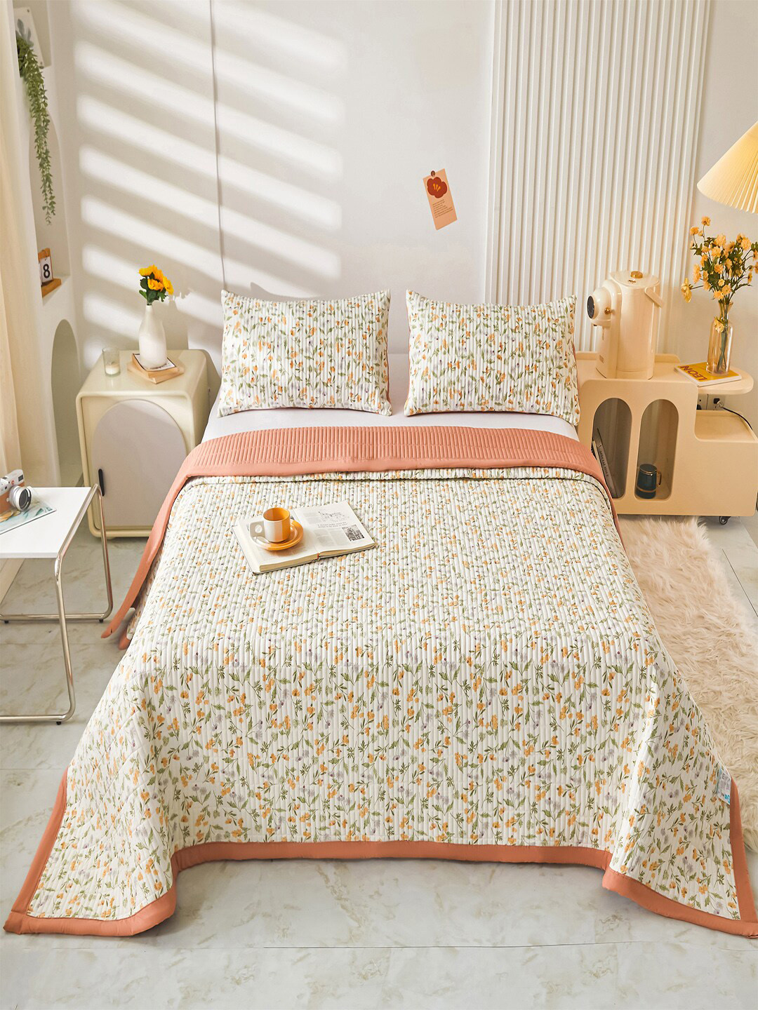 JC HOME Off White & Peach-Coloured Print Double King Bed Cover With 2 Pillow Covers