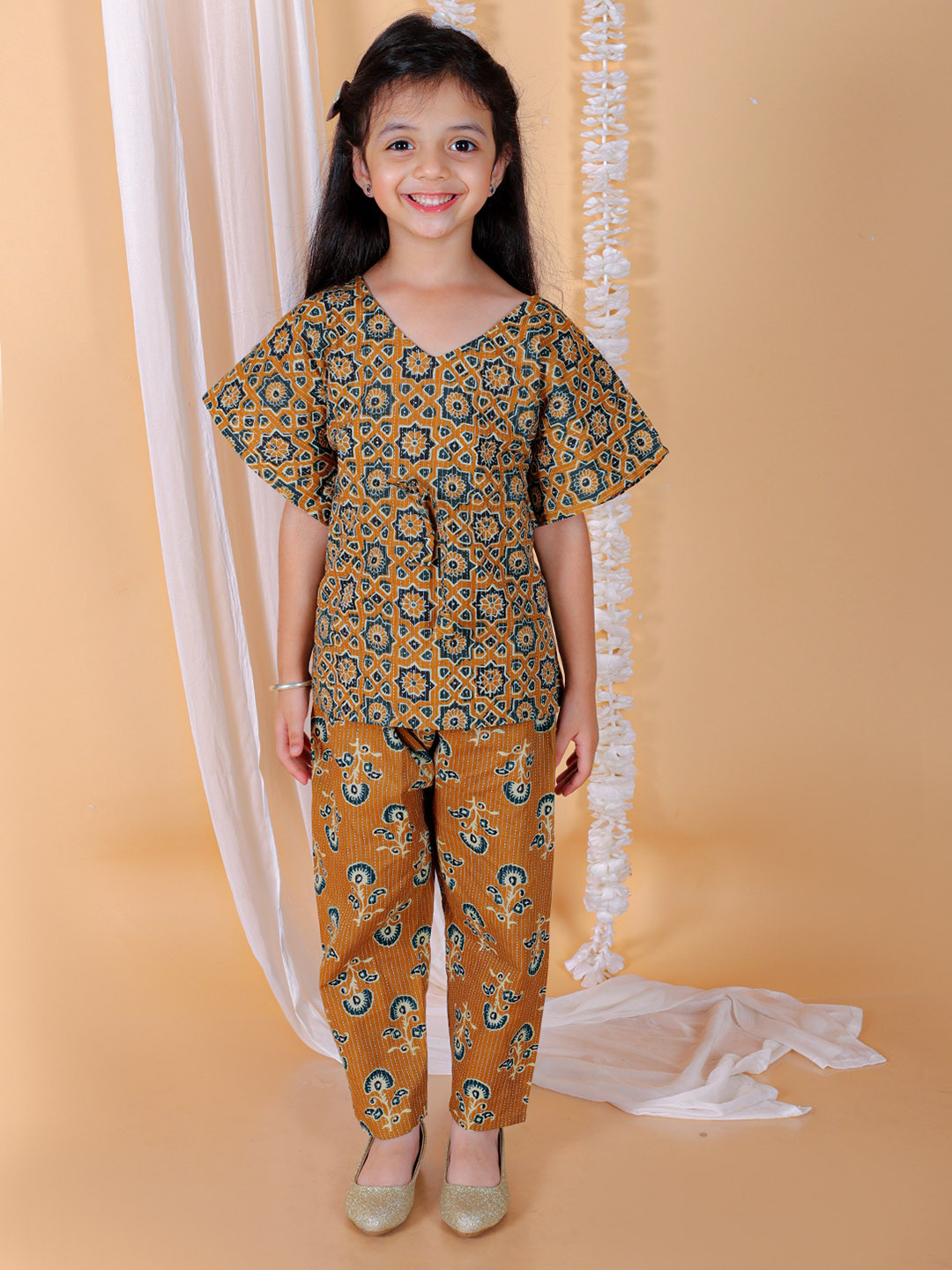 The Mom Store Girls Ethnic Printed V-Neck Kaftan Pure Cotton Clothing Set