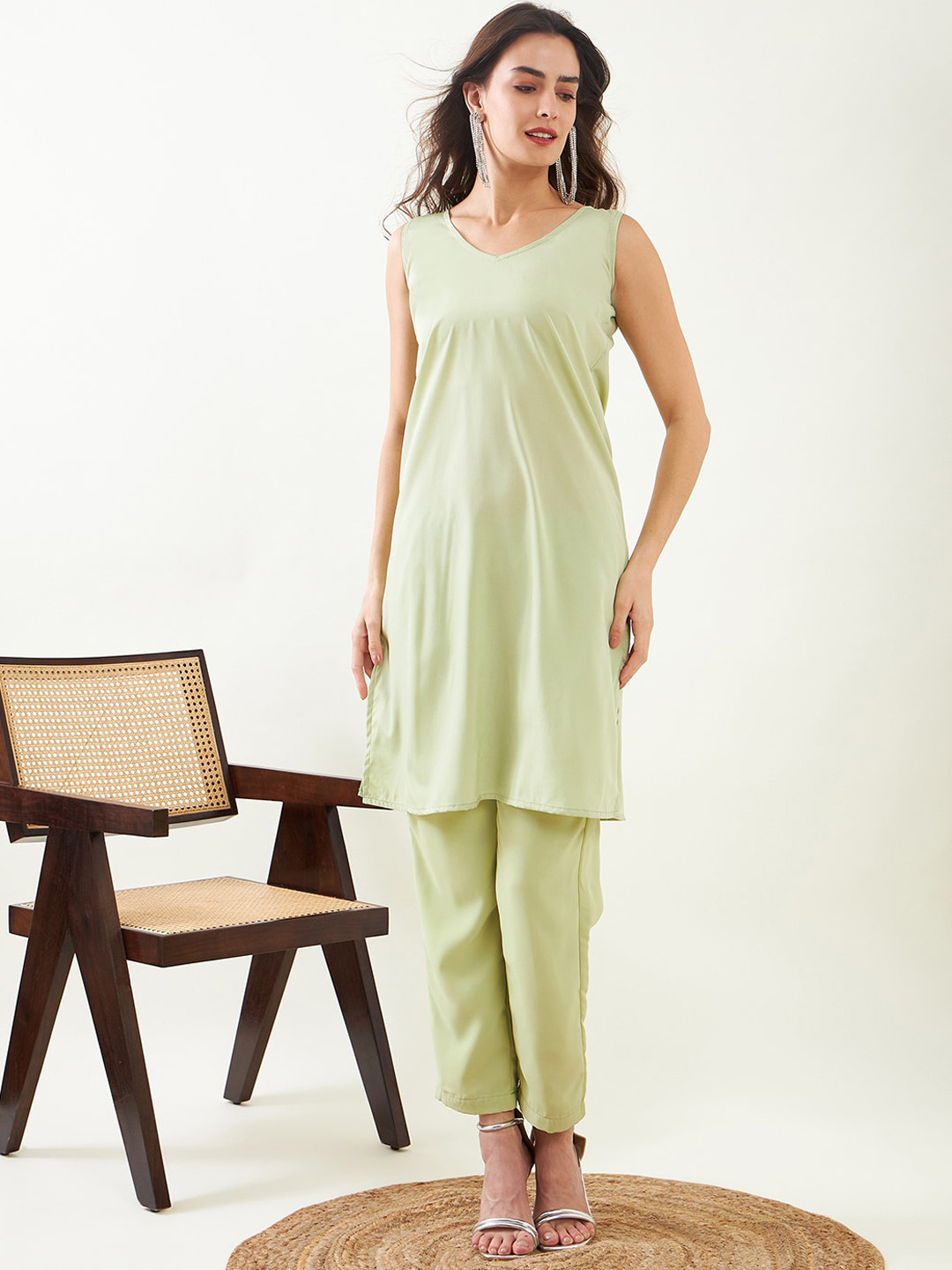 The Kaftan Company Embroidered Aari Work Straight Kurta With Trousers & Slip