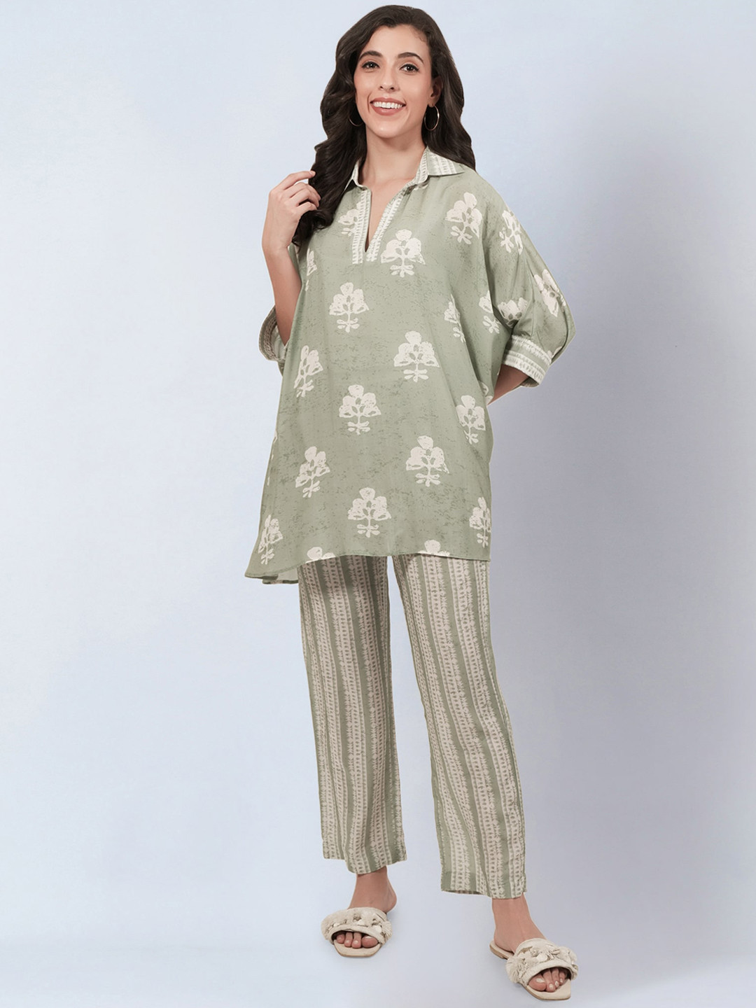 First Resort by Ramola Bachchan Ethnic Motifs Printed Kaftan & Pyjamas