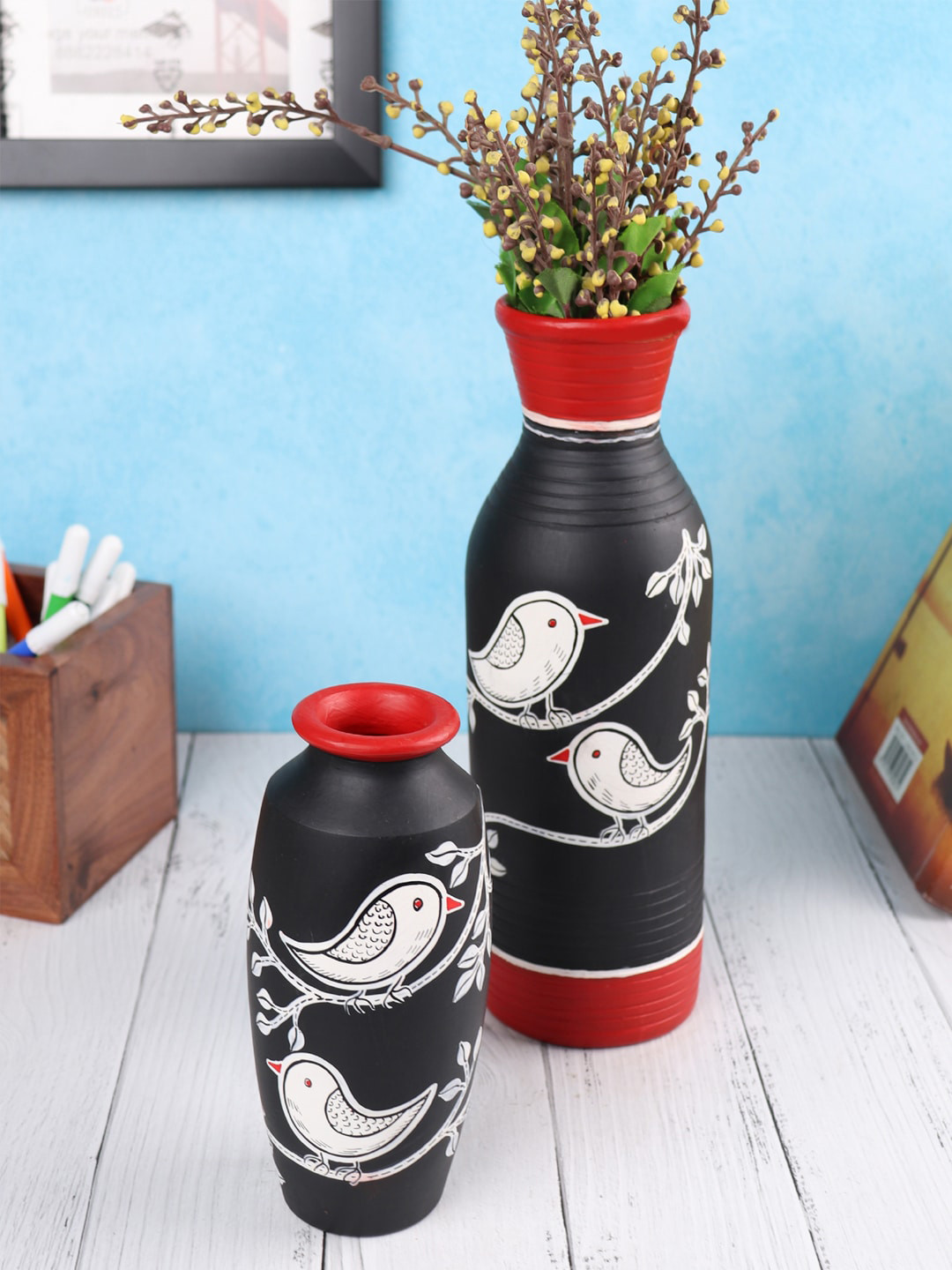 VarEesha Chiraiya Black & White 2 Pieces Printed Terracotta Vases