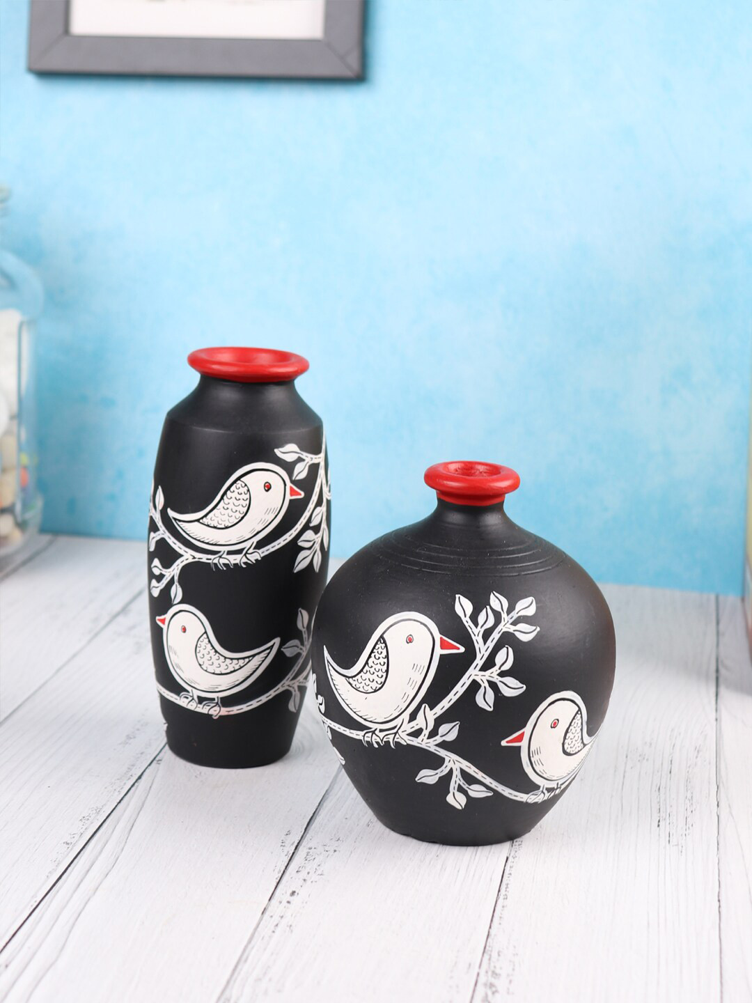 VarEesha Chiraiya 2-Pcs Black & White Bird Printed Terracotta Vases