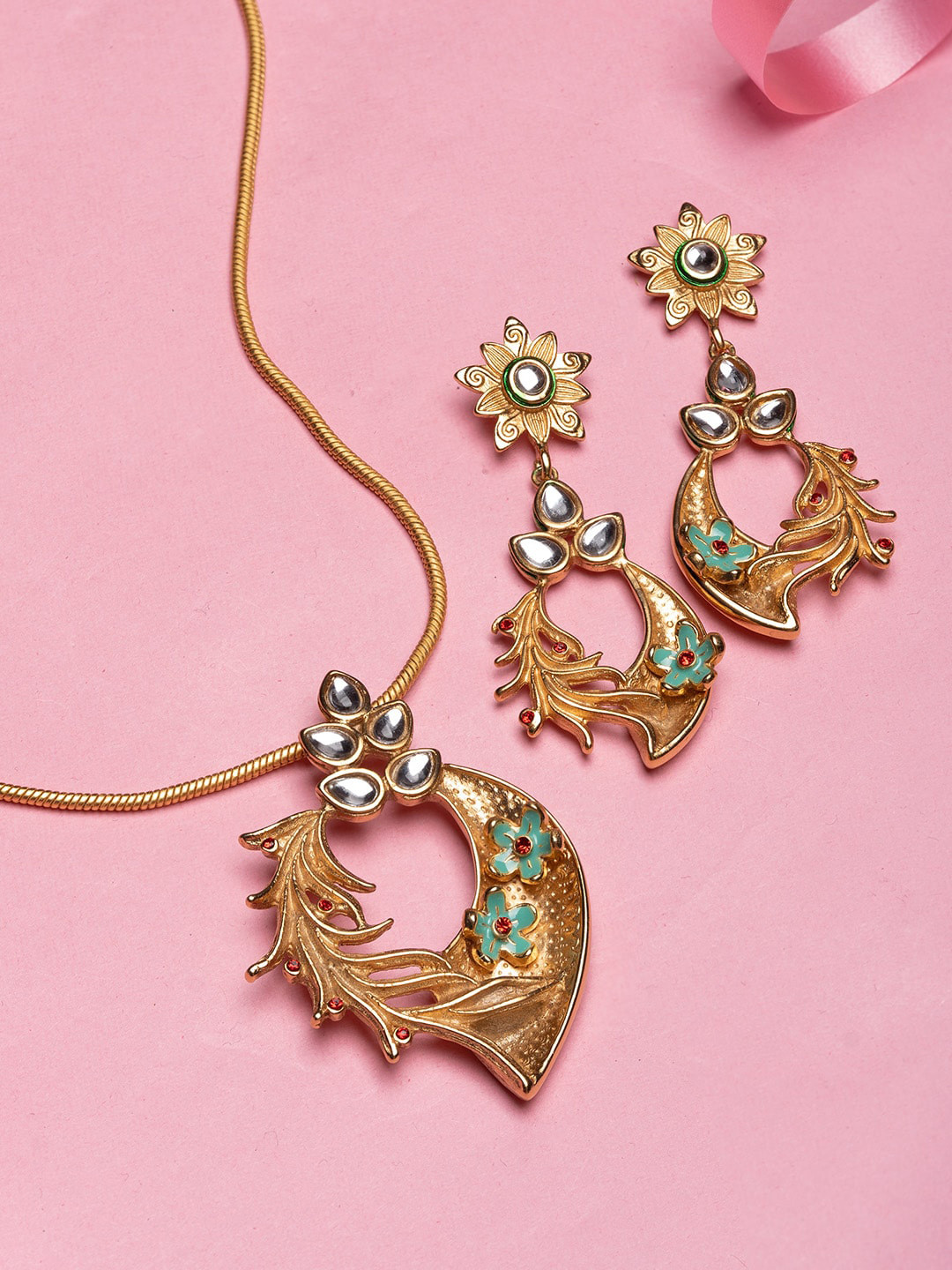 Estele Gold-Plated Attractive Leaf Designer Pendant Set