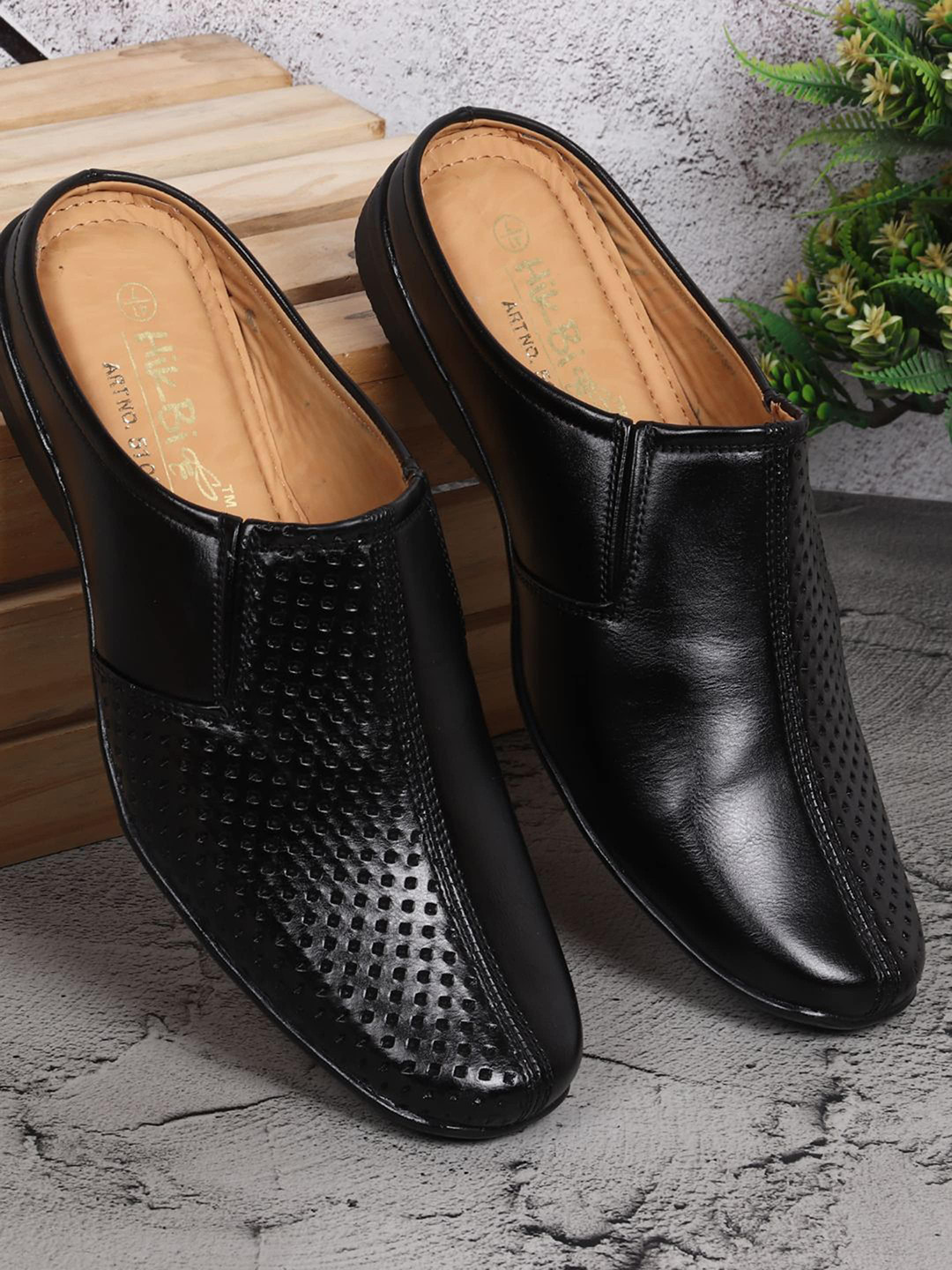 HikBi Men Textured Leather Anti-Skid Stability Clogs