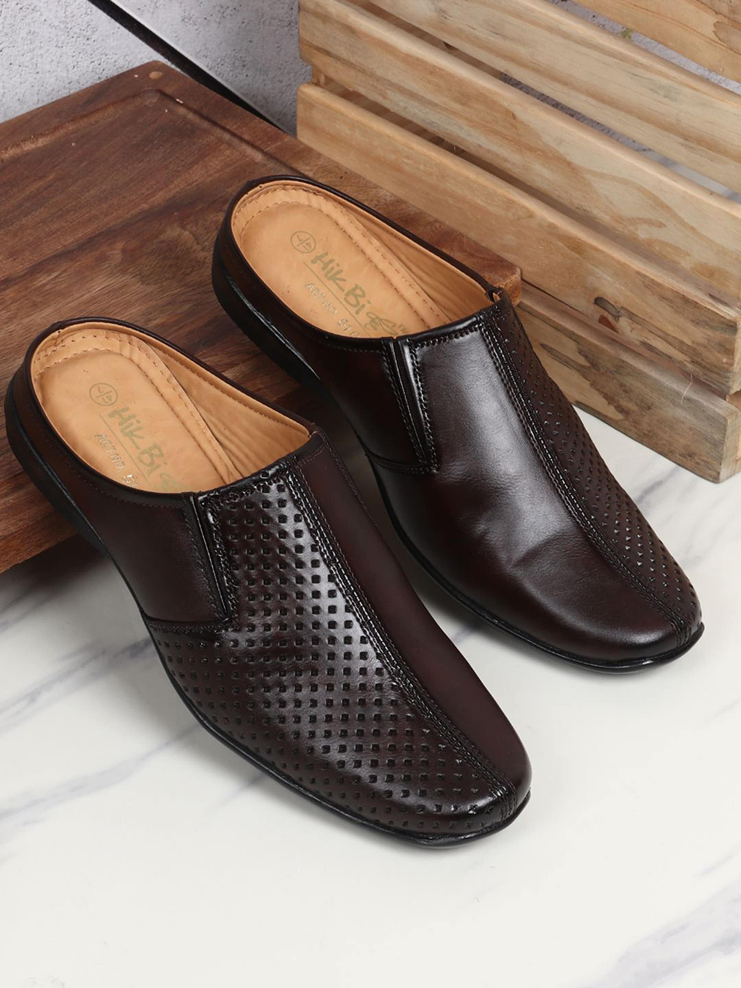 HikBi Men Textured Leather Anti-Skid Stability Clogs
