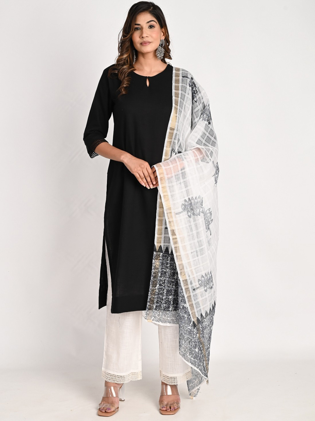 Do Dhaage Round Neck Kurta with Trousers & Dupatta