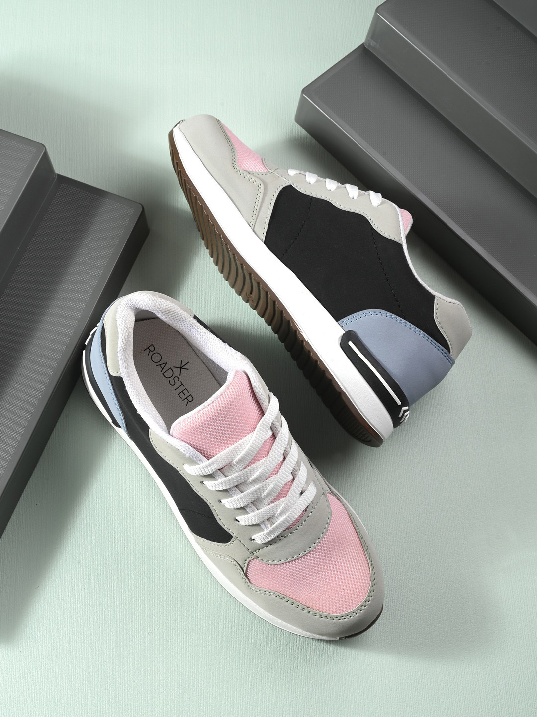 The Roadster Lifestyle Co. Women Pink & Black Colourblocked Lightweight Sneakers