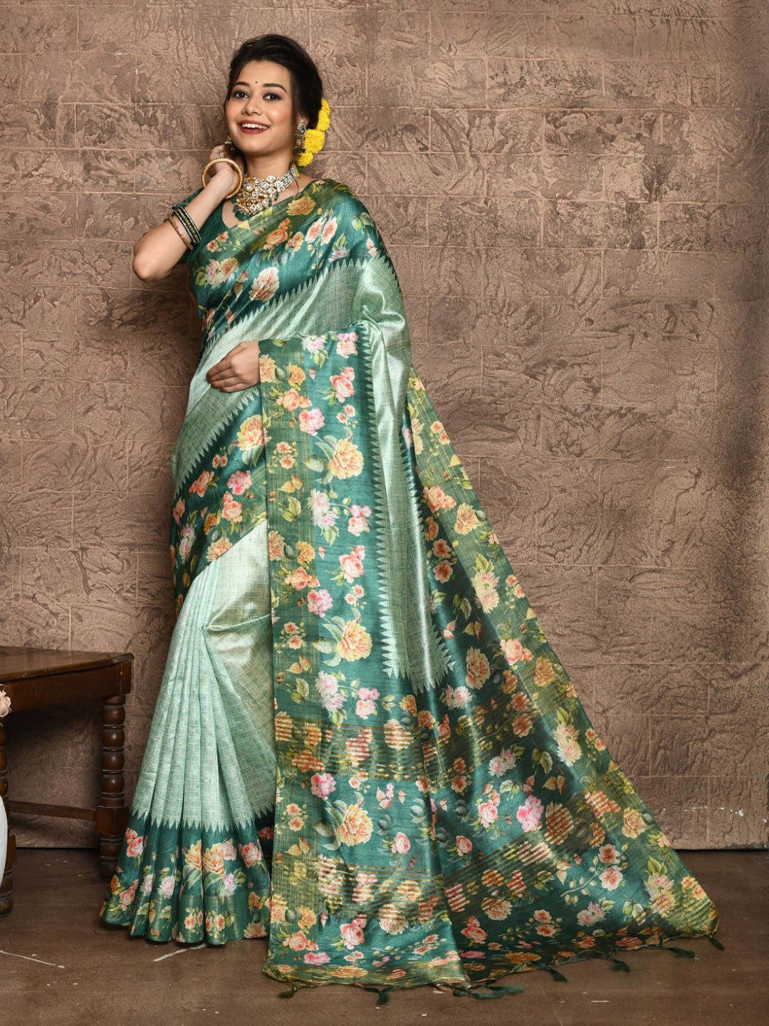 VISHNU WEAVES Floral Printed Saree