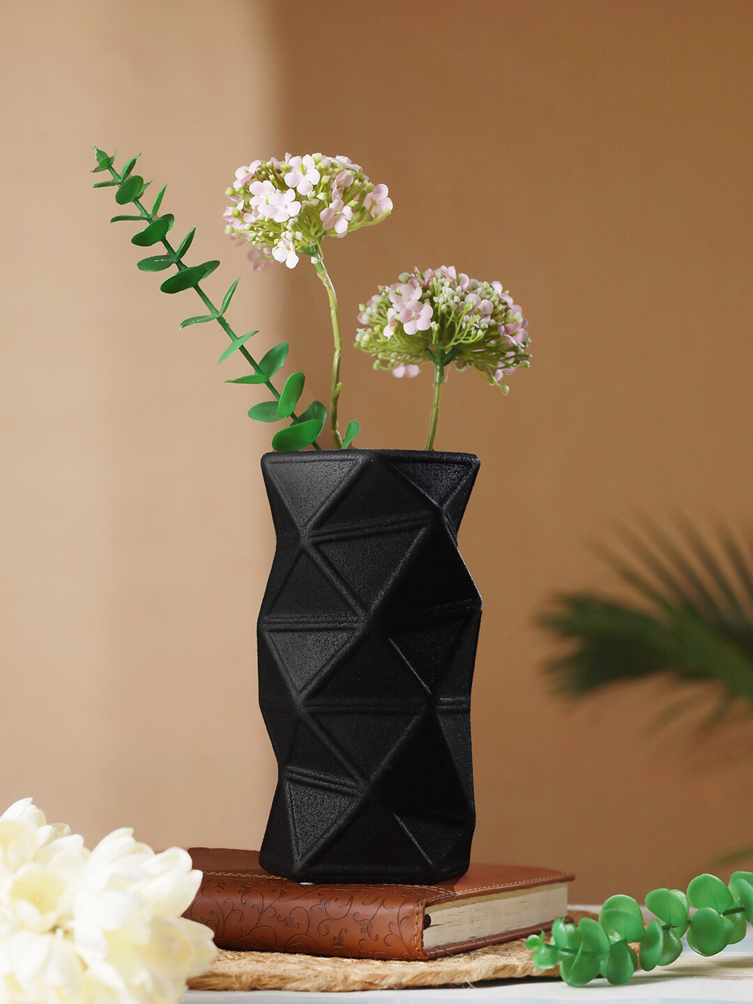 TIED RIBBONS Black Geometric Ceramic Flower Vase