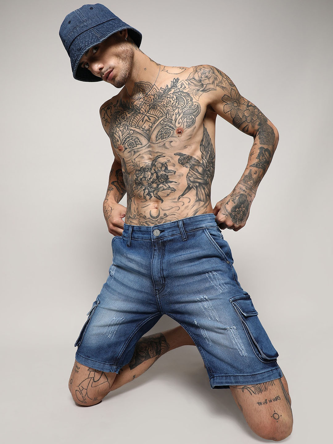 Campus Sutra Men Blue Washed Outdoor Denim Shorts with Technology