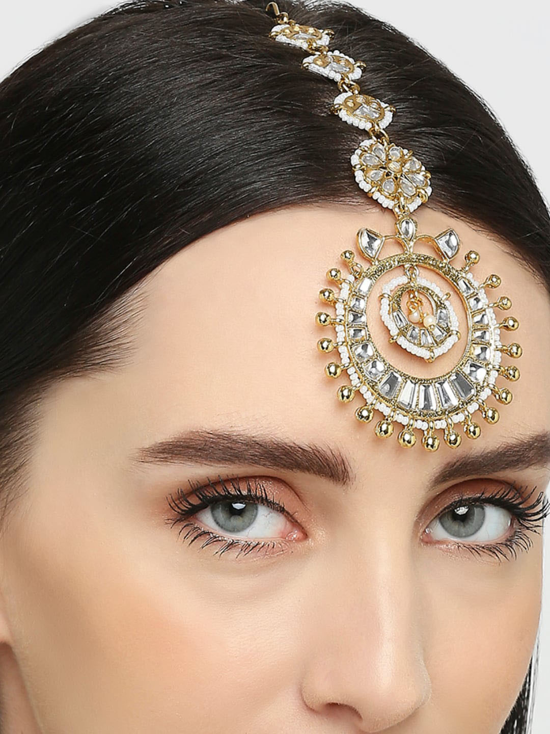 OOMPH Kundan Studded & Pearls Beaded Manngtikka