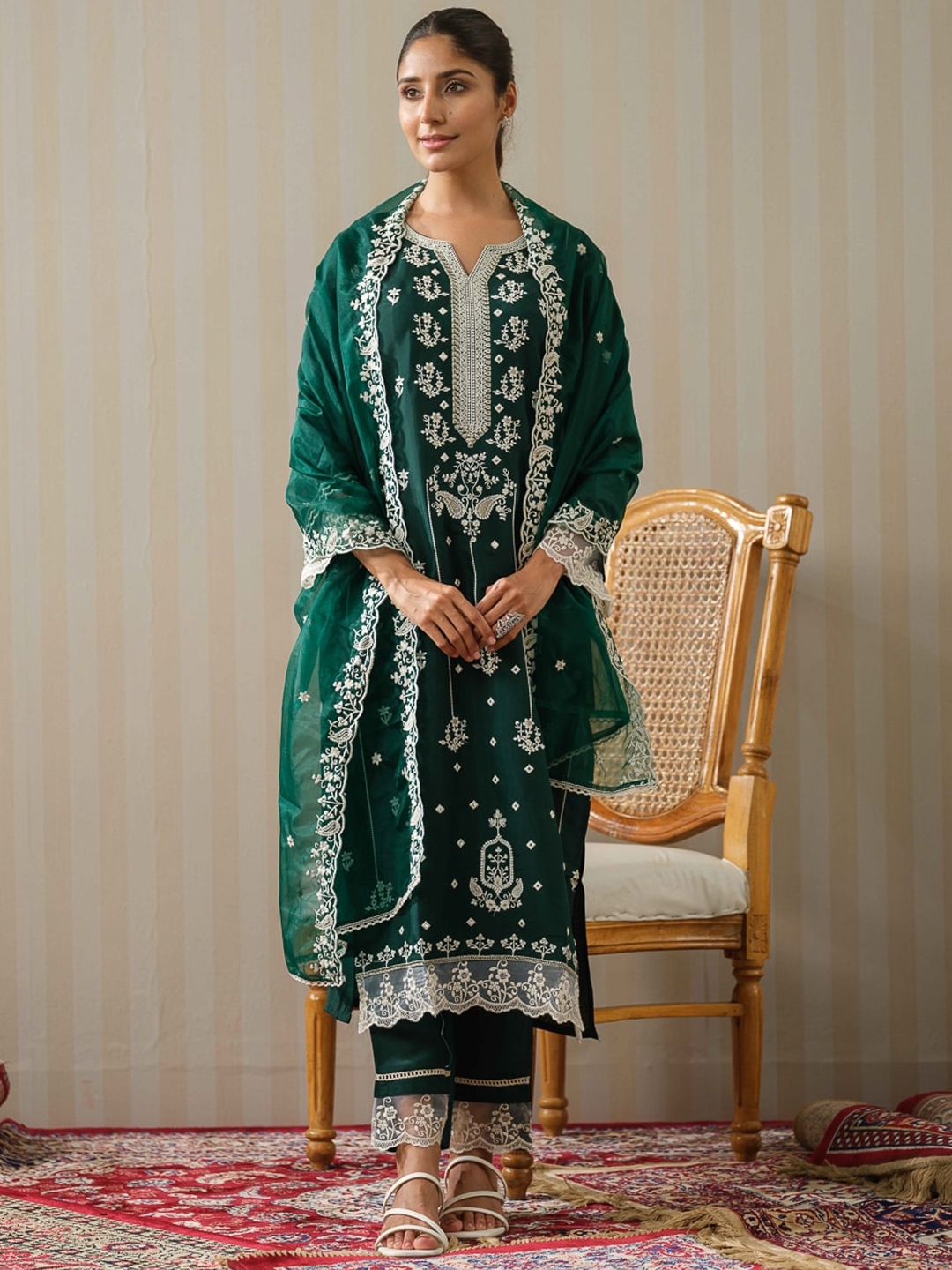 House Of Pataudi Ethnic Motifs Embroidered Straight Kurta With Trouser & Dupatta Set - Kurta Sets for Women 25236240 | Myntra