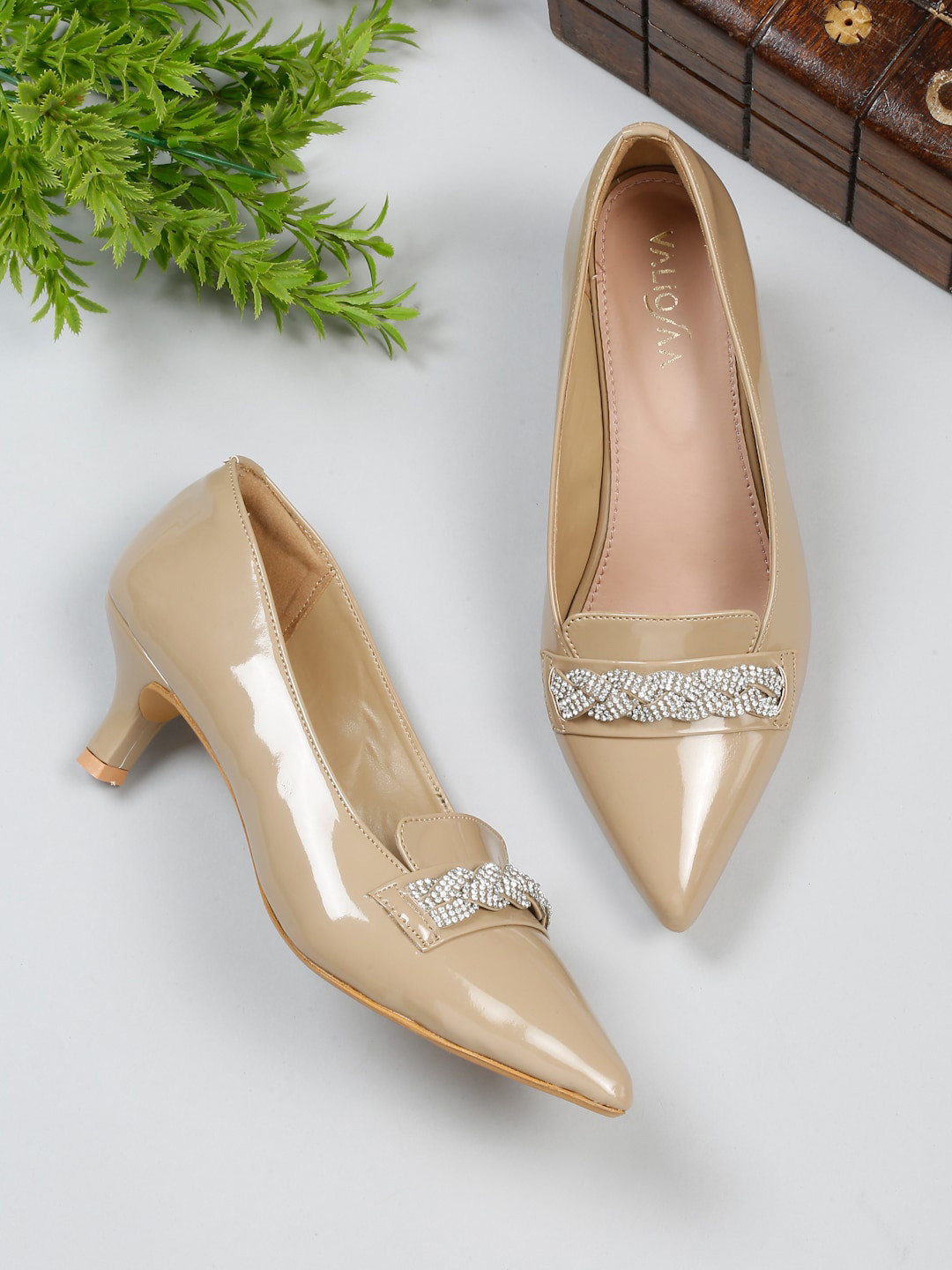 VALIOSAA Embellished Party Kitten Pumps