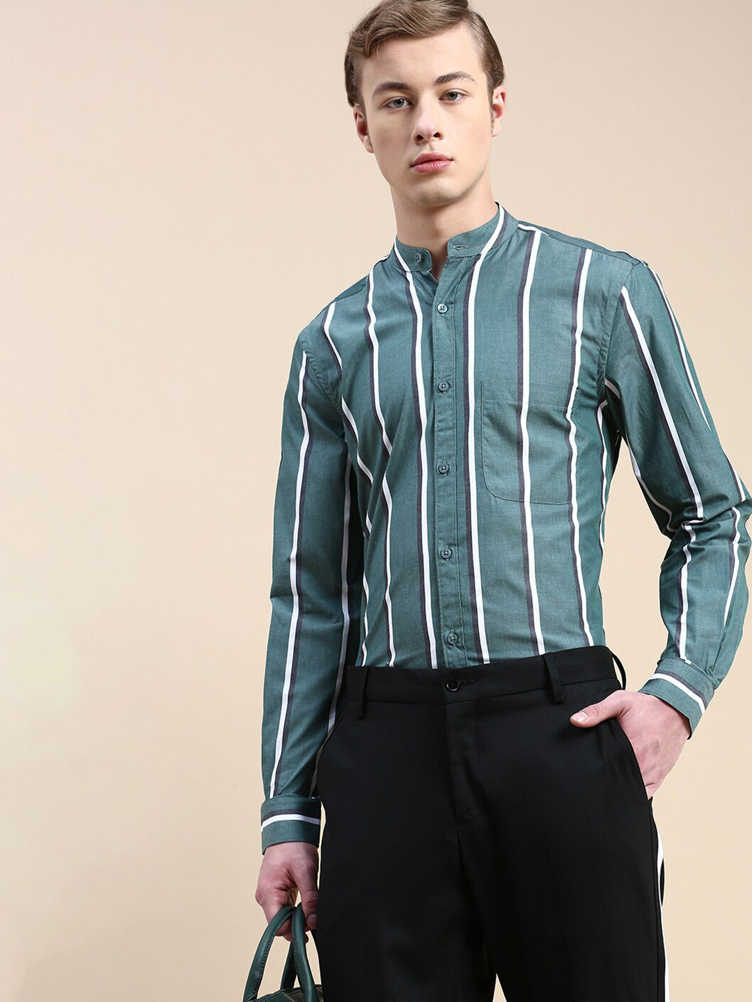 INVICTUS Standard Vertical Stripes Slim Fit Opaque Casual Shirt