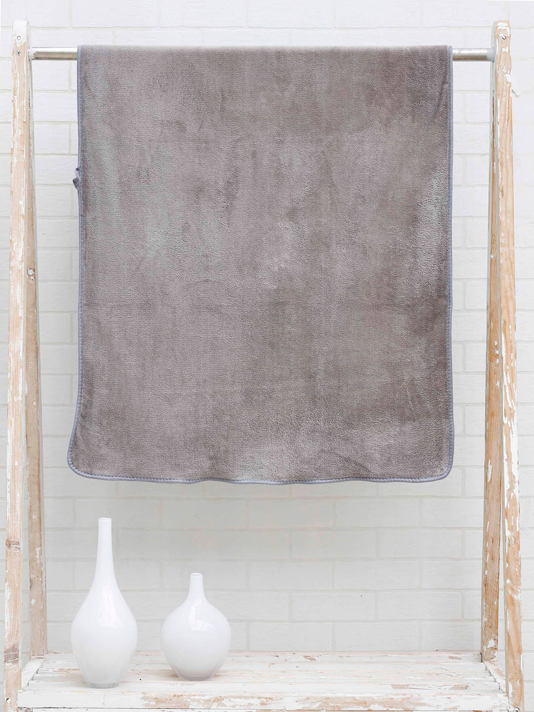 Ariana Grey Superior High-Absorbent 400 GSM Micro Fleece Bath Towel