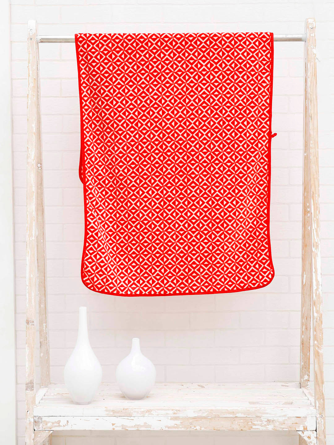 Ariana Red & White Geometric-Print Superior High Absorbent 400 GSM Bath Towel