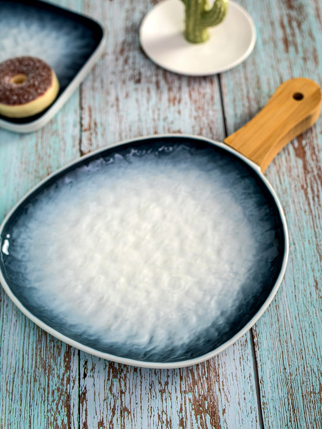 White Gold Blue & White Printed Porcelain Glossy Plate with Wooden Handle