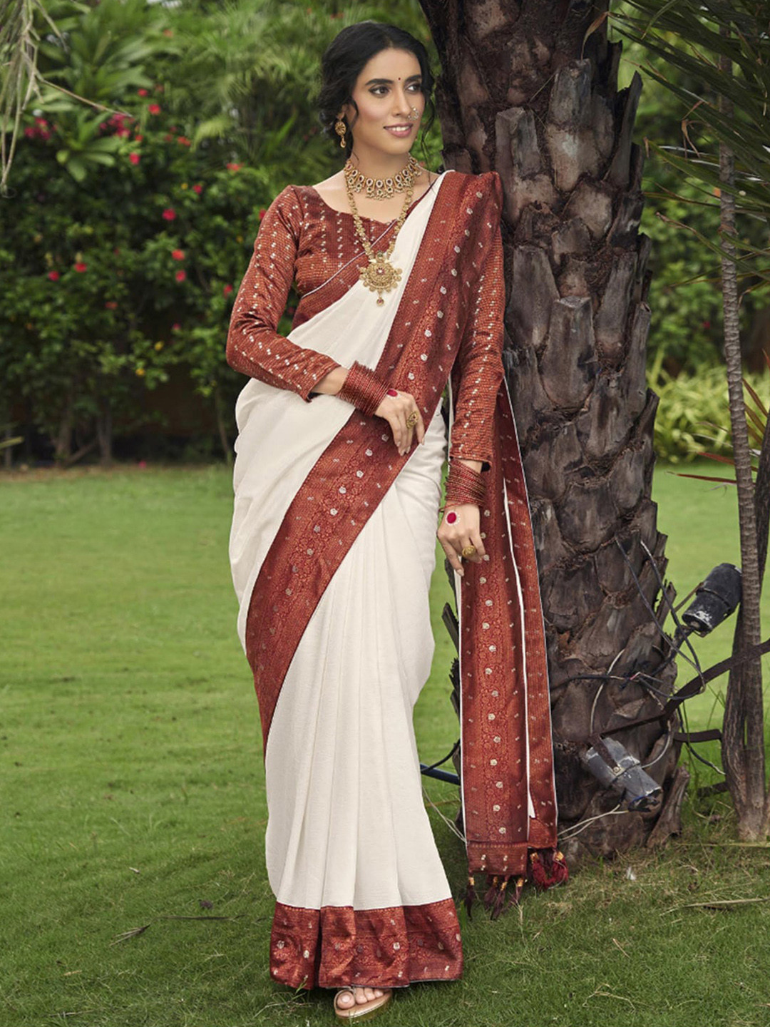Saree mall White & Maroon Silk Blend Sambalpuri Sarees