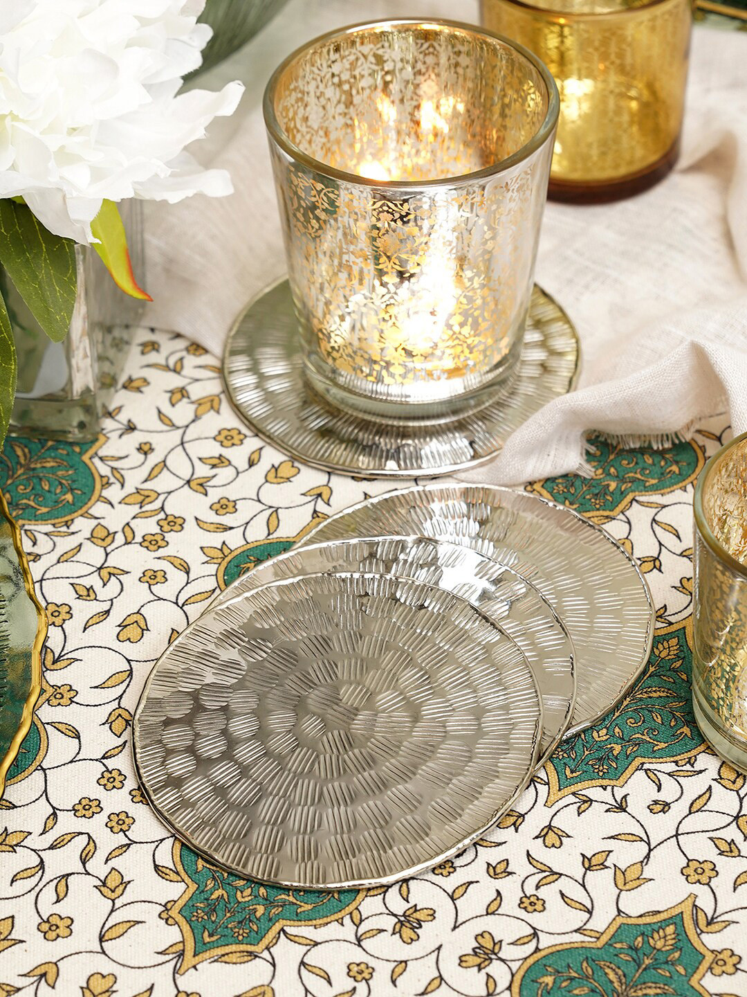 Pure Home and Living Silver Toned 4 Pieces Metal Line Hammered Round Coasters