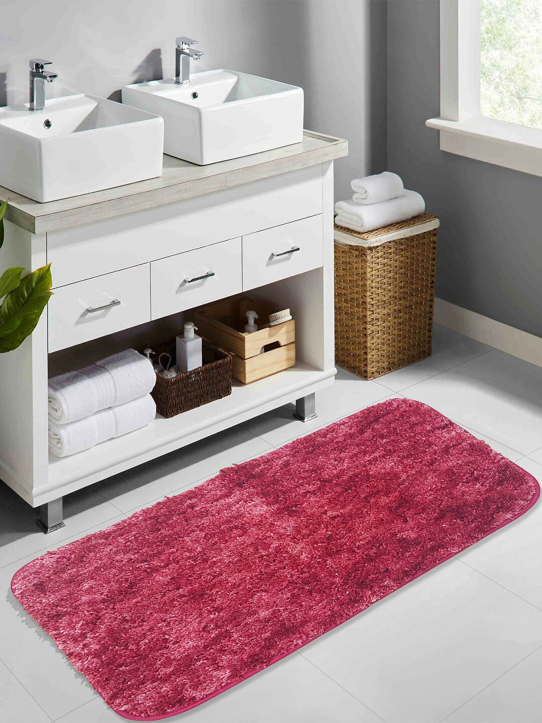LUXEHOME INTERNATIONAL Hawaii Red Anti-Skid Bath Rug