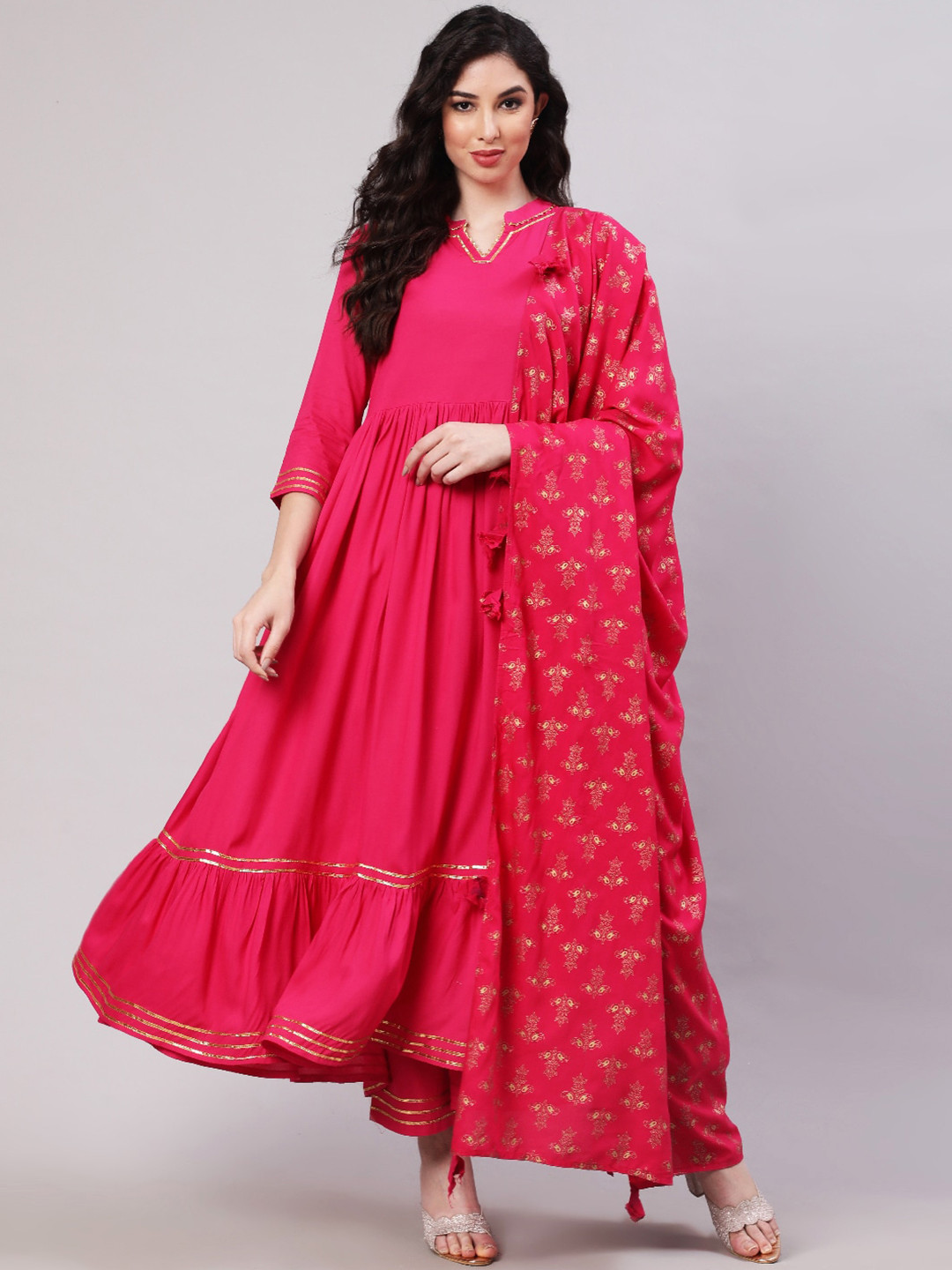 GLAM ROOTS Tiered Mandarin Collar Gotta Patti Kurta & Trousers With Dupatta