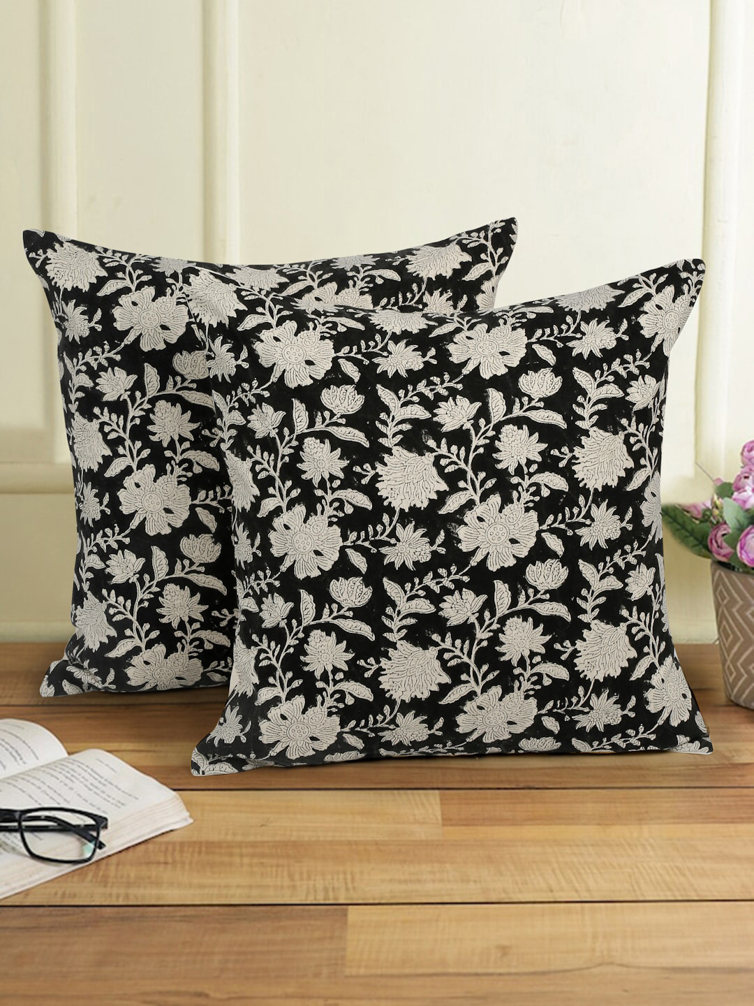 eyda 2 Pcs Black & Cream-Coloured Floral Cotton Square Cushion Covers