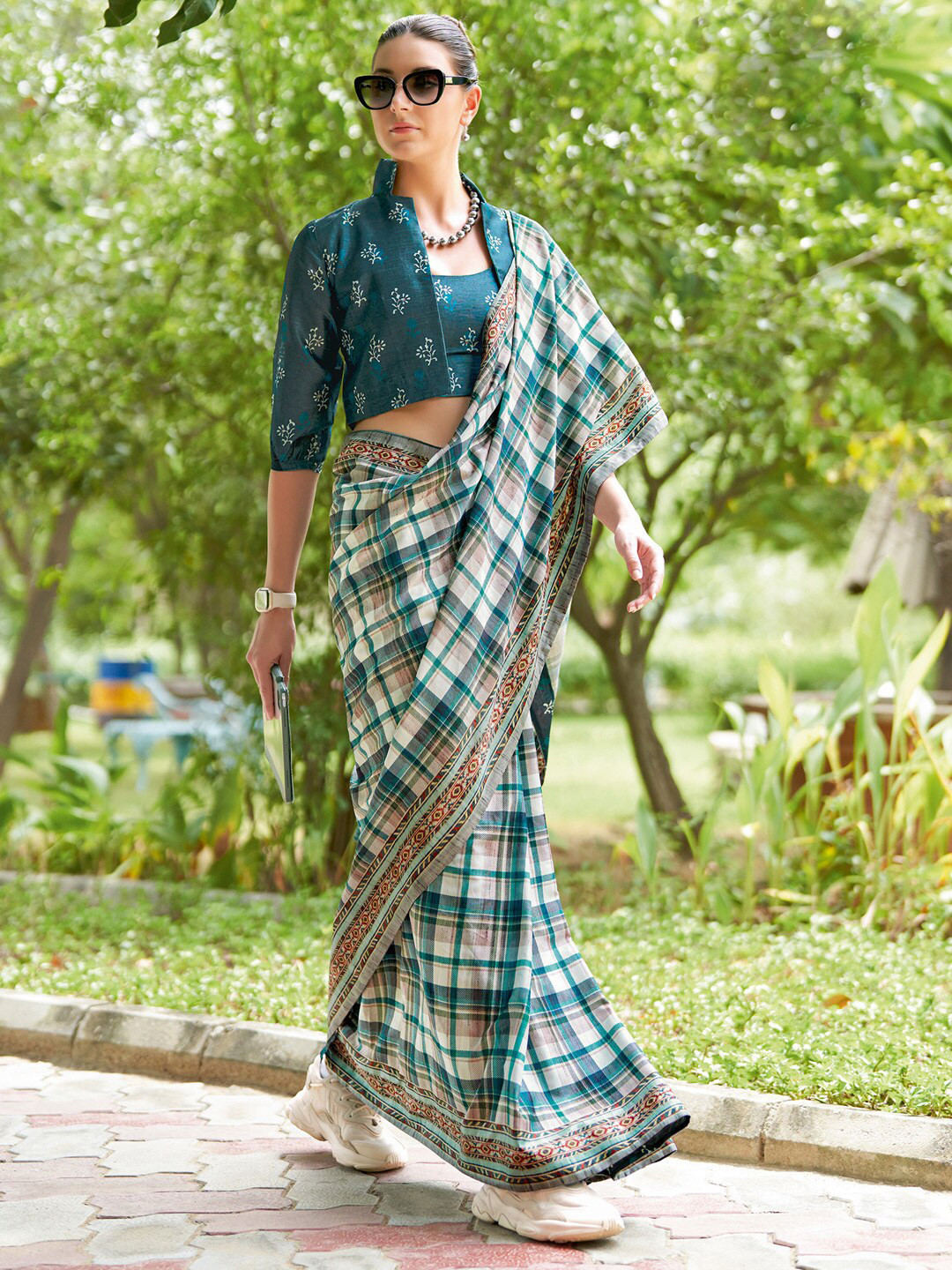 Saree mall  Checked Block Printed Sarees