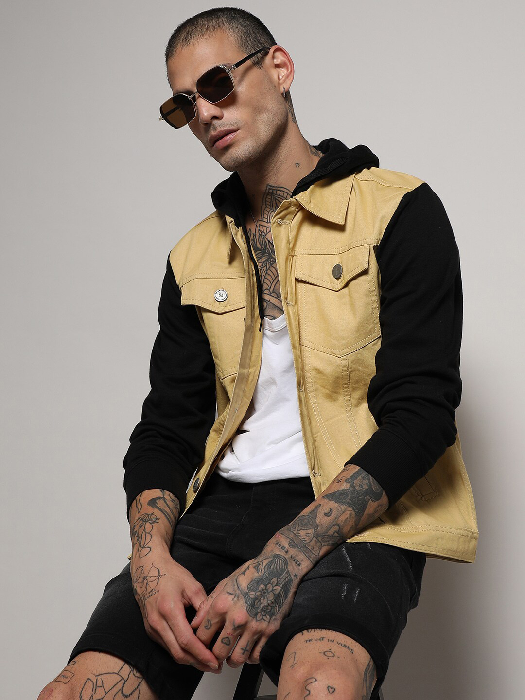 Campus Sutra Men Colorblocked Light-Wash Denim Jacket With Sweatshirt Sleeve