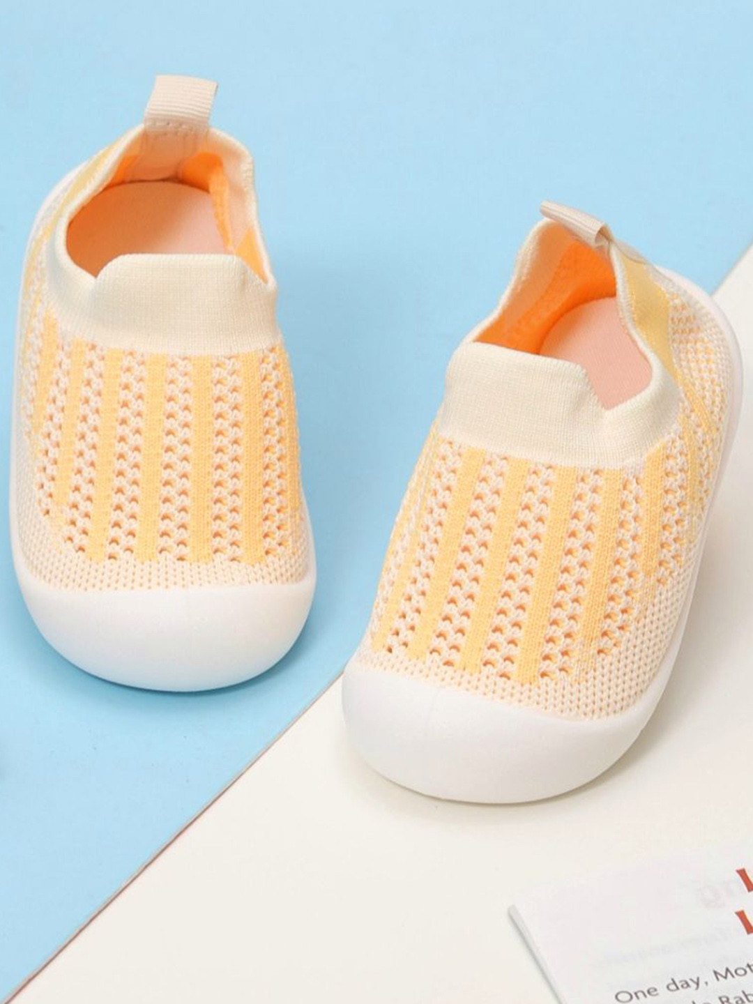 Yellow Bee Girls Patterned Cotton Anti-Skid Booties
