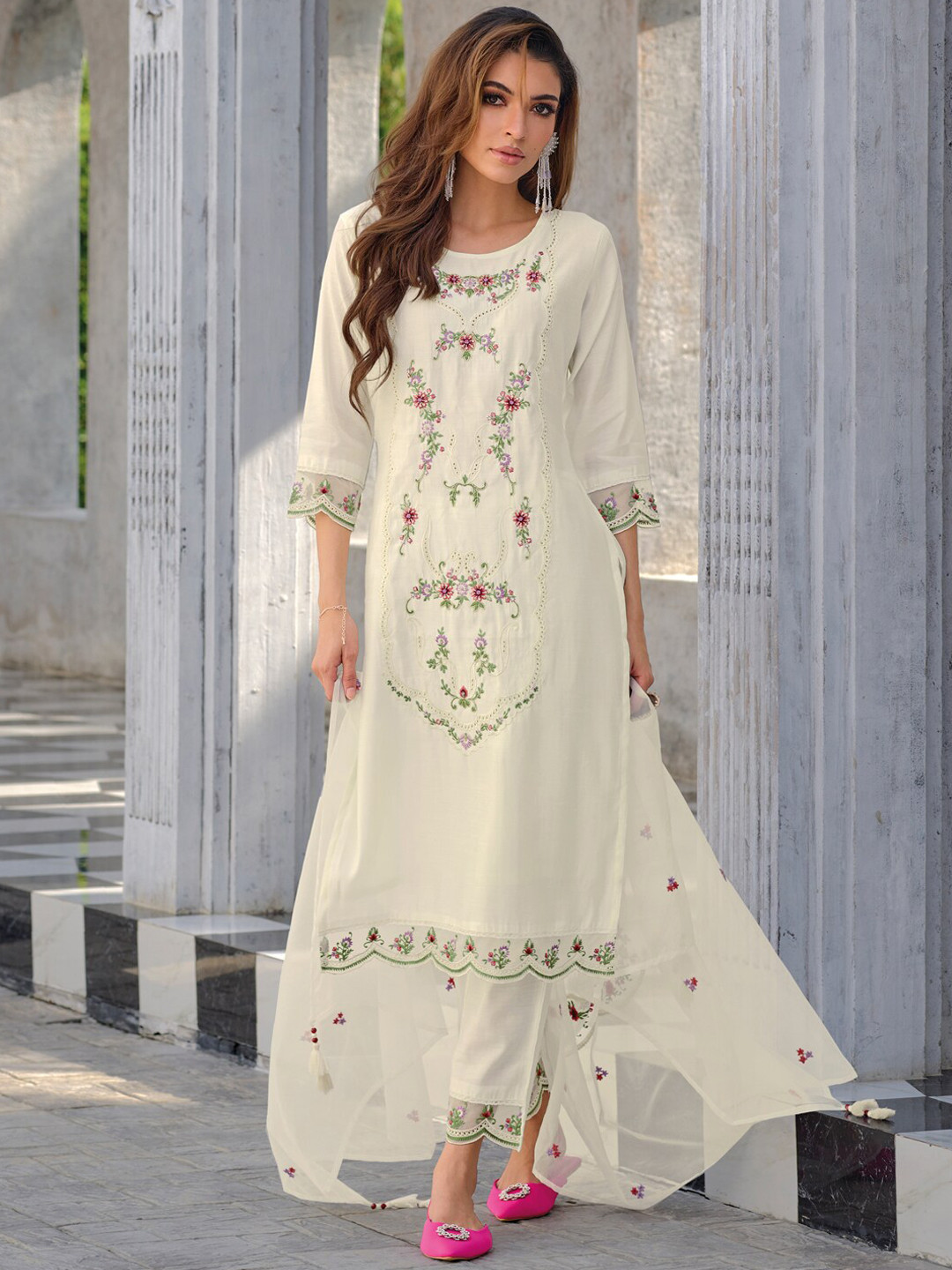 VredeVogel Floral Embroidered Regular Thread Work Kurta With Trousers & Dupatta