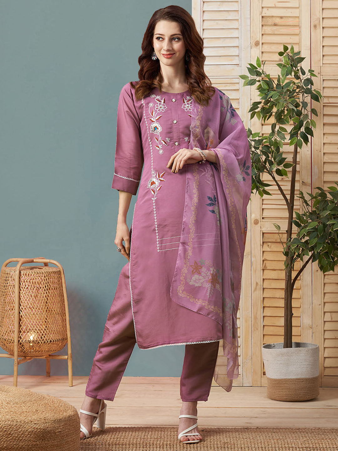 Kiana House Of Fashion Floral Embroidered Regular Thread Work Kurta With Trousers & Dupatta