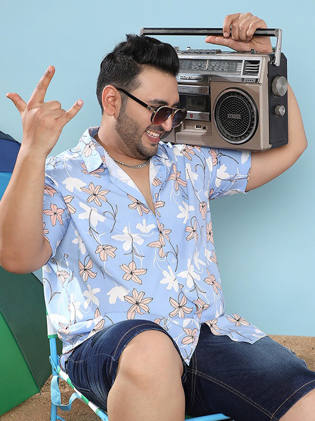 Instafab Plus Classic Fit Airy Floral Printed Casual Shirt