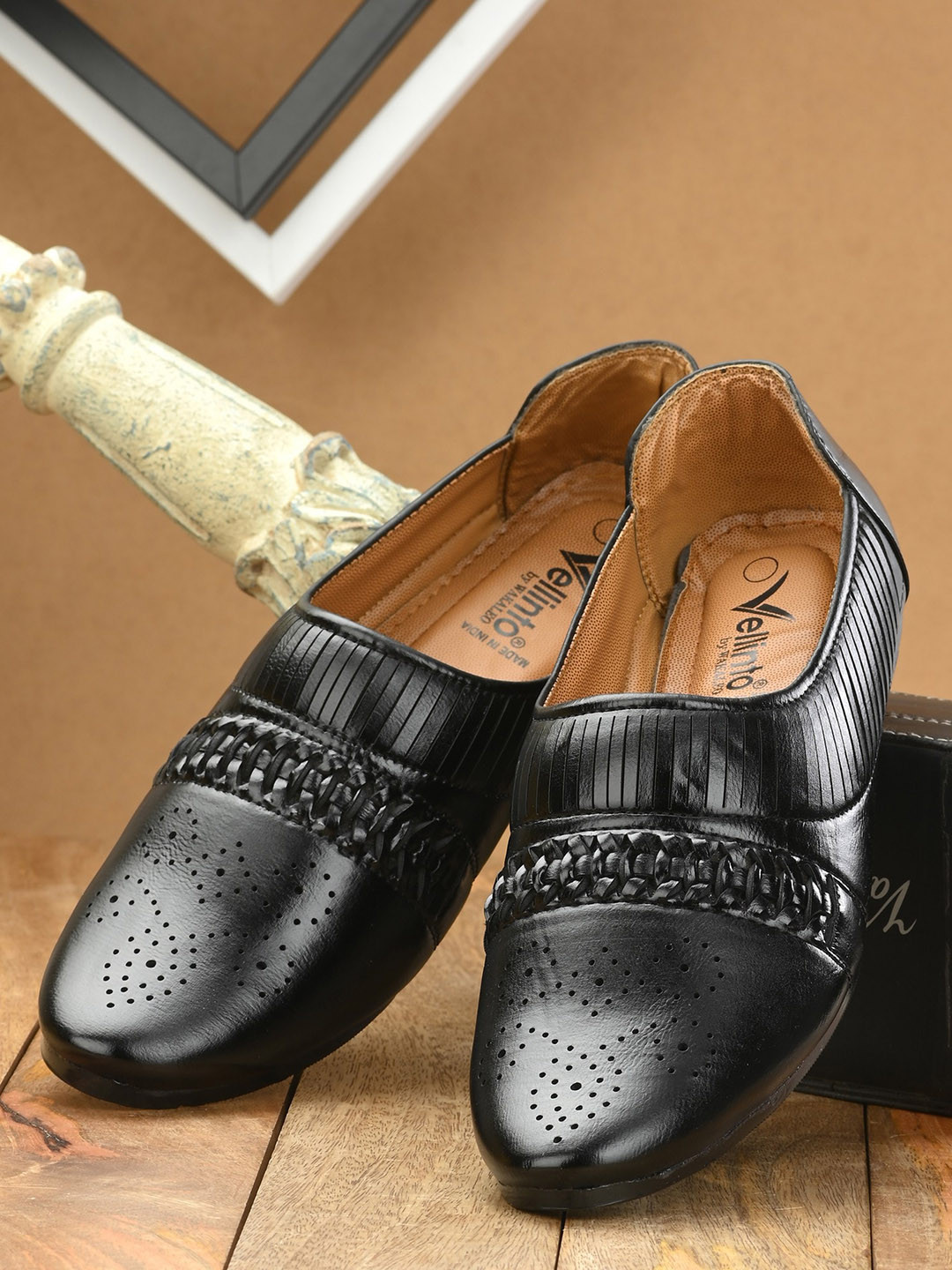 Vellinto Men Eclipse Perforated Lightweight Mojaris