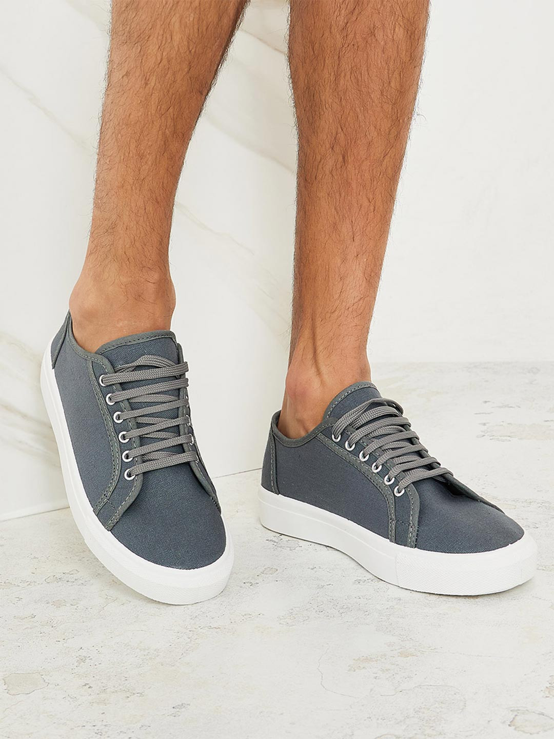 Styli Men Grey & White Curtis Canvas Contrast Sole Lace-Up Sneakers