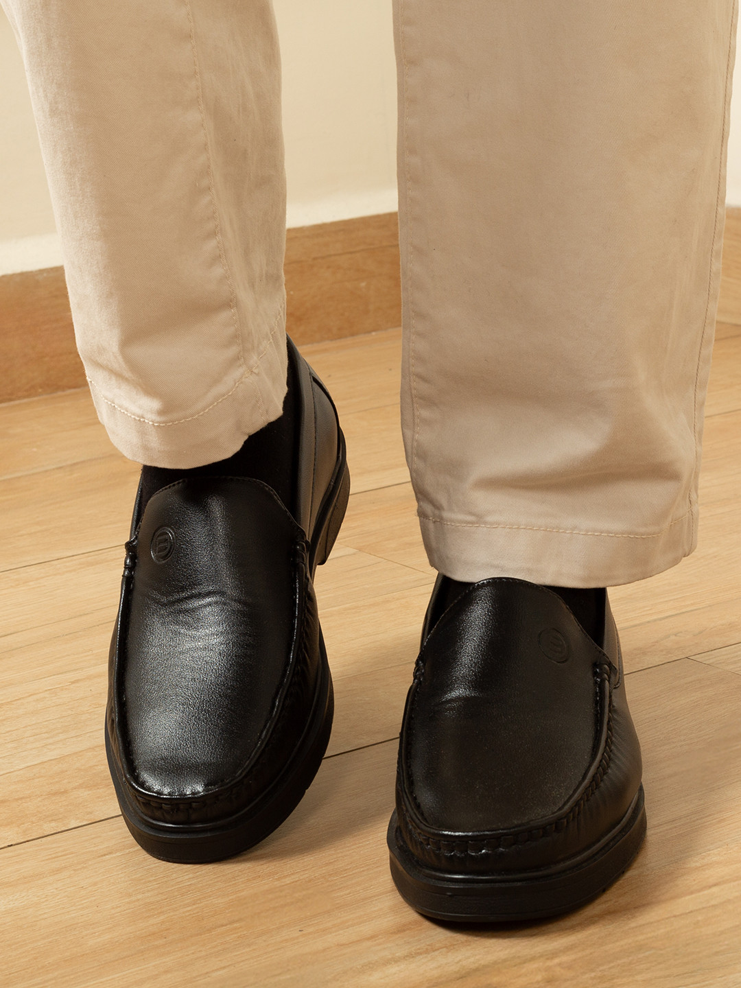 Big Fox Men Track Sole Textured Lightweight Loafers