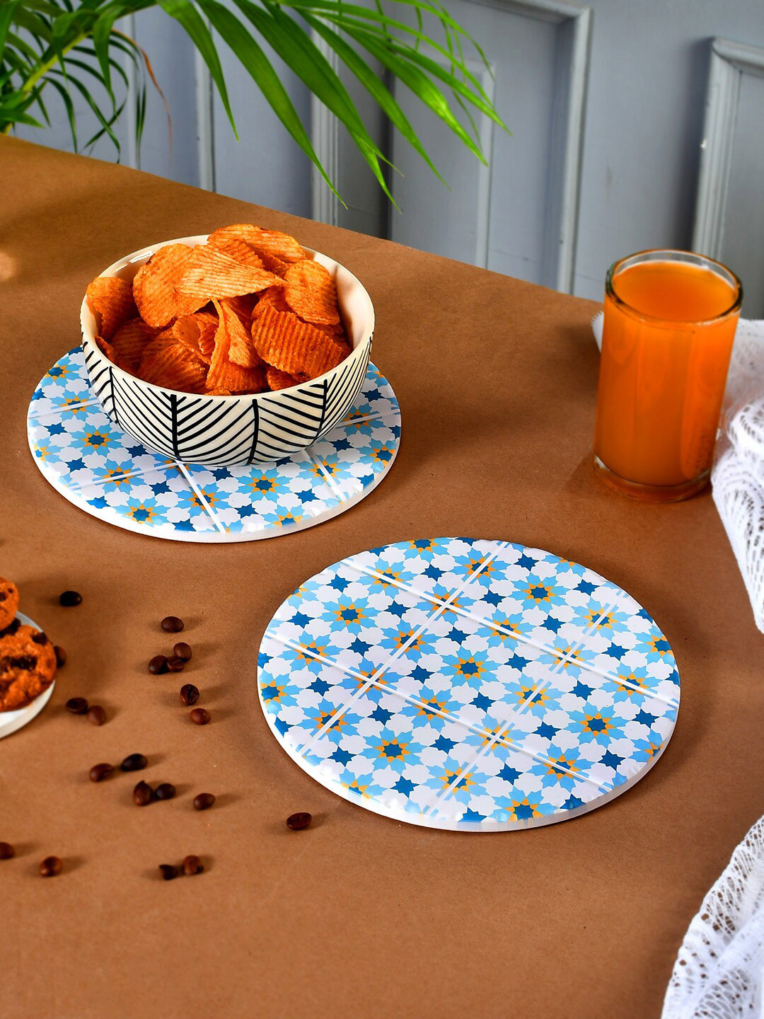 TAYHAA White and Blue 2 Pieces Mosaic Printed Circular Ceramic Coasters