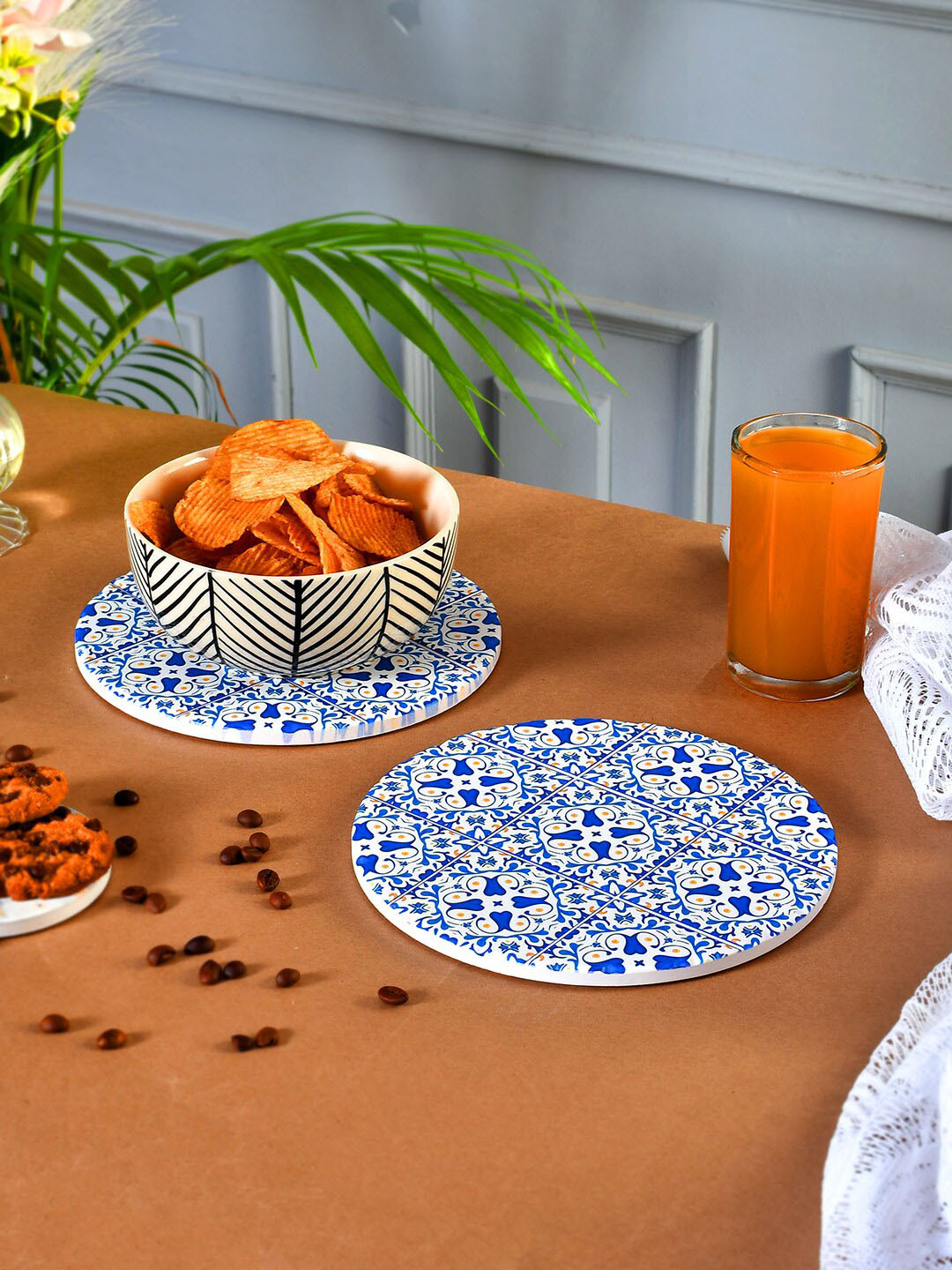 TAYHAA White & Blue 2 Pieces Mosaic Printed Circular Ceramic Coasters