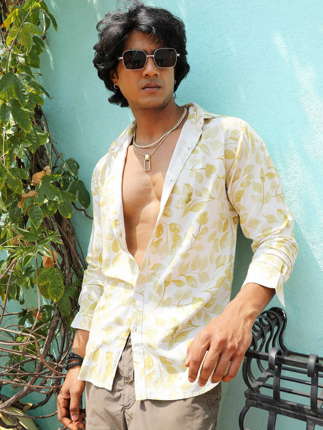 Campus Sutra Classic Floral Foliage Printed Casual Shirt