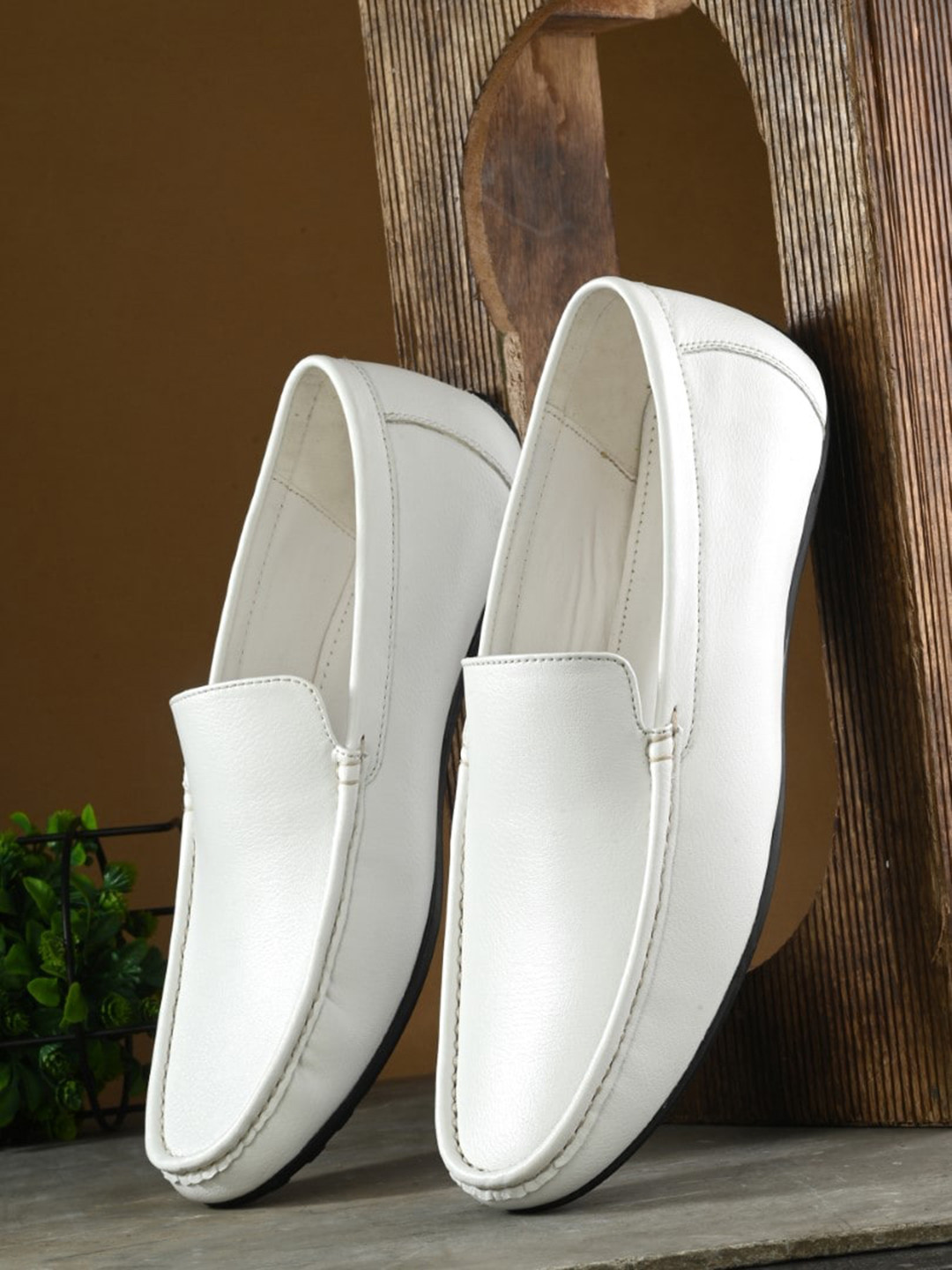 The Roadster Lifestyle Co. Men White Textured Lightweight Driving Shoes